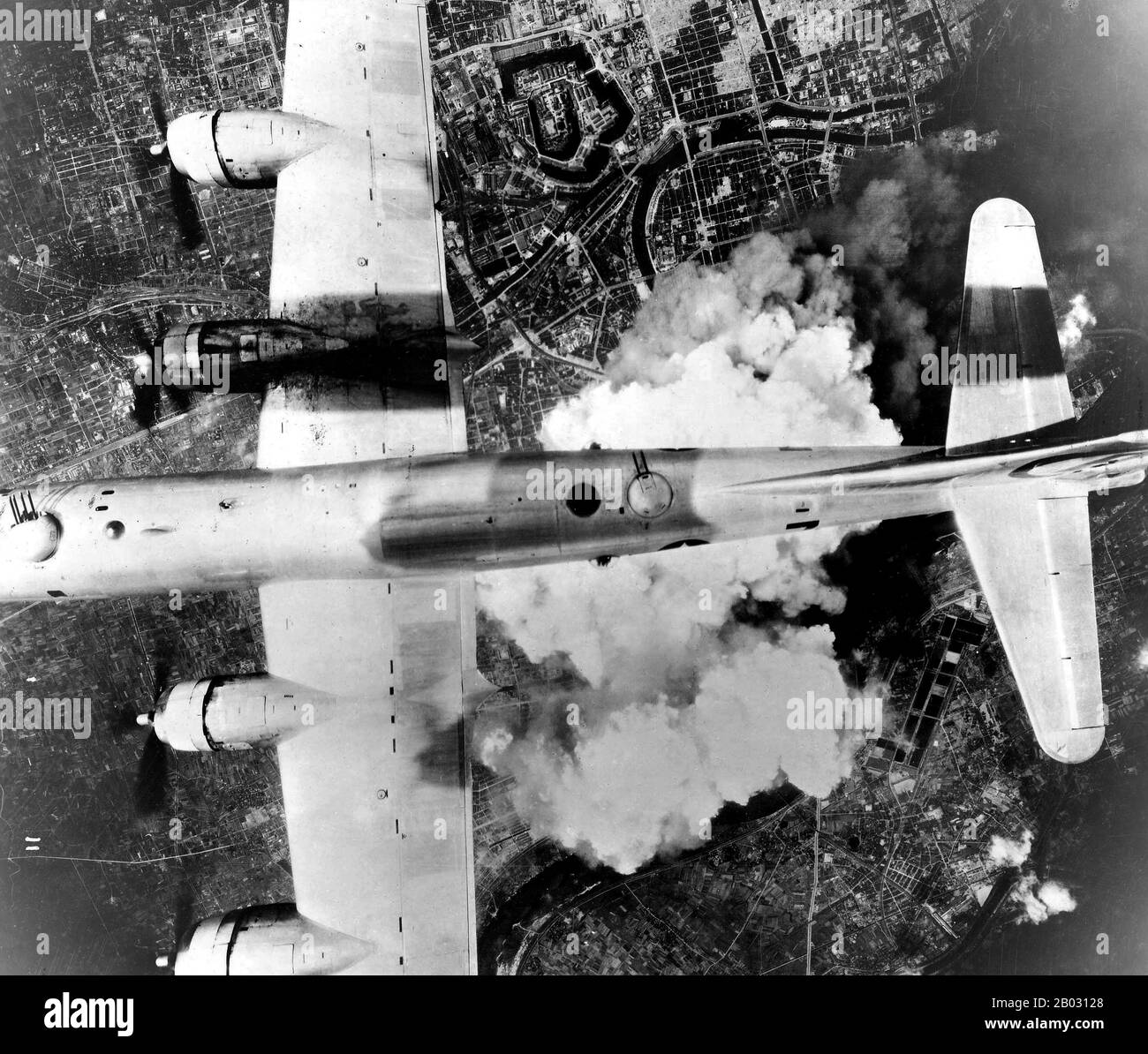 Le forze alleate hanno condotto molte incursioni aeree sul Giappone durante la seconda guerra mondiale, causando una distruzione estesa delle città del paese e uccidendo tra 241.000 e 900.000 persone. Durante i primi anni della guerra del Pacifico, scatenata dall'attacco giapponese a Pearl Harbor, questi attacchi furono limitati Al Raid Doolittle nell'aprile 1942 e a piccole incursioni su posizioni militari nelle isole Kuril a partire dalla metà del 1943. I bombardamenti strategici iniziarono nel giugno 1944 e proseguirono fino alla fine della guerra nell'agosto 1945. Le unità aeree tattiche alleate navali e terrestri attaccarono anche il Giappone nel 1945. Foto Stock