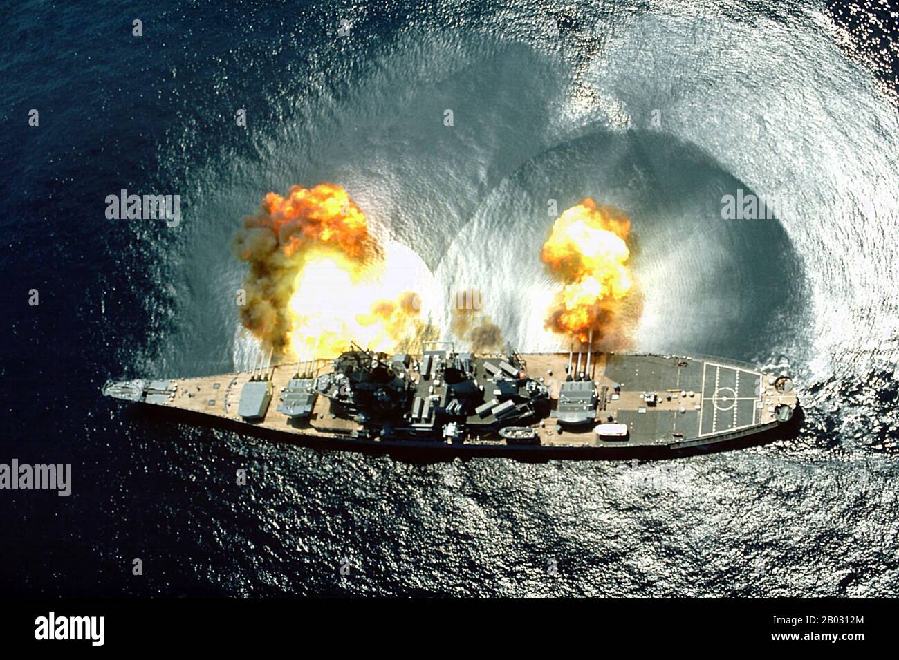 La USS Iowa (BB-61) è la nave principale della sua classe di corazzata e la quarta nella Marina degli Stati Uniti ad essere nominata in onore dello stato 29th. Durante la seconda guerra mondiale, ha portato il presidente Franklin D. Roosevelt attraverso l'Atlantico a Mers El Kébir, Algeria, sulla strada per un cruciale incontro del 1943 a Teheran con il primo ministro Winston Churchill della Gran Bretagna e Josef Stalin, leader dell'Unione Sovietica. Quando fu trasferito alla Pacific Fleet nel 1944, l'Iowa sgusò le teste di mare a Kwajalein e Eniwetok prima degli sbarchi anfibi alleati e dei vettori aerei schermati che operavano nelle Isole Marshall. S Foto Stock