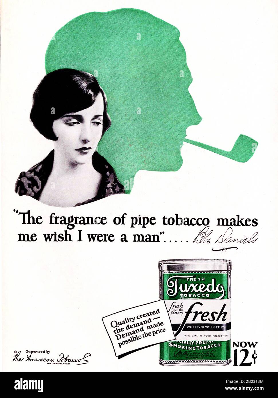 Una pubblicità incredibilmente 'politicamente scorretta' dal 1920s che riesce a combinare lo sciovinismo con i grandi interessi del tabacco - un segno dei (allora) tempi. L'ombra dell'uomo dietro la donna sta illustrando che la donna vuole essere un uomo in modo da può fumare tabacco fragrante della tubazione. Guarda giù e triste mentre forse desiderando realmente era un uomo perché non è accettabile per una donna fumare il tabacco della tubazione nel 1920s. Foto Stock