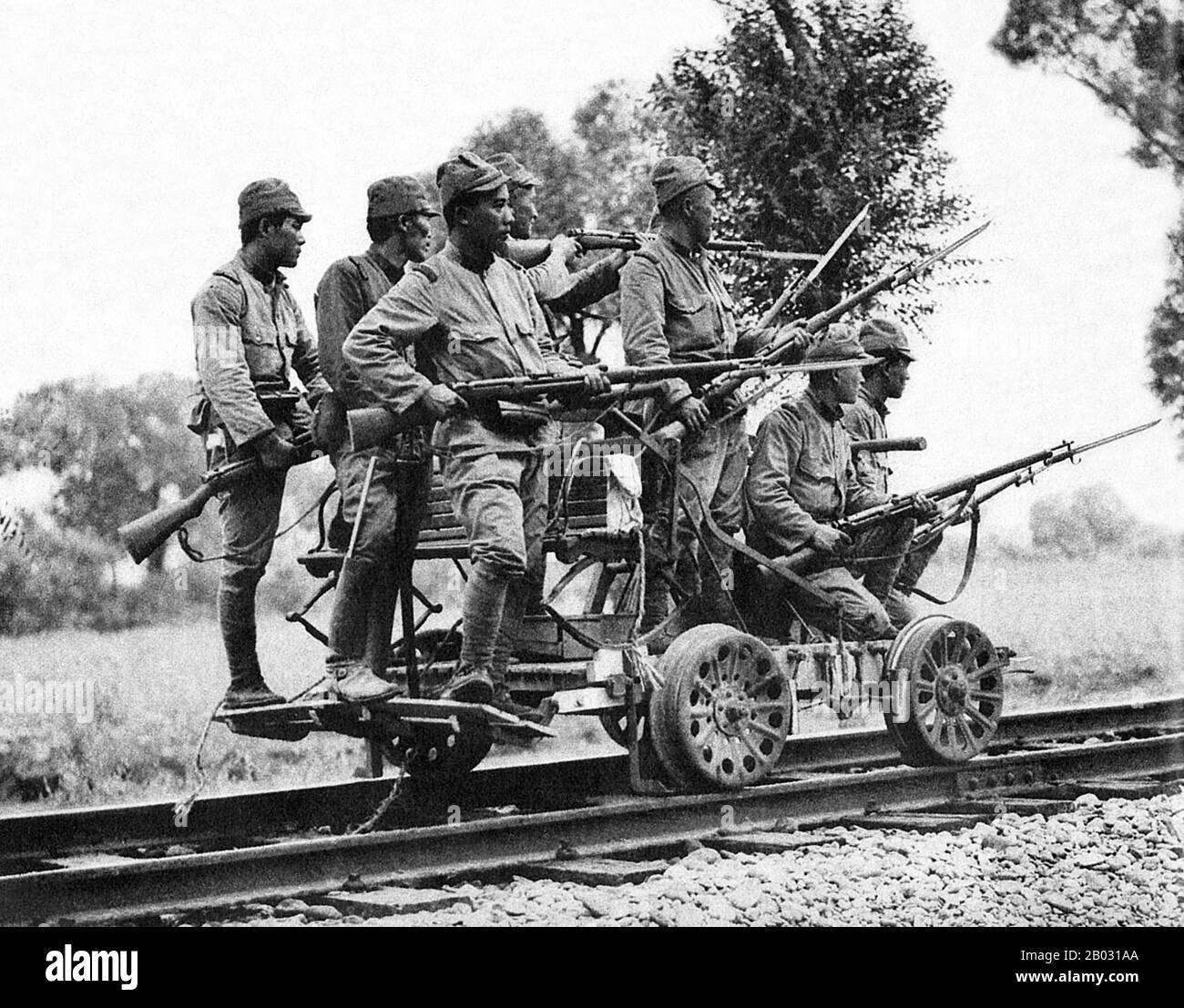 La Seconda guerra sino-giapponese (7 luglio 1937 – 9 settembre 1945) fu un conflitto militare combattuto principalmente tra la Repubblica di Cina e l'Impero del Giappone. Dopo l'attacco giapponese a Pearl Harbor, la guerra si è fusa nel conflitto più grande della seconda guerra mondiale come un fronte importante di quella che è ampiamente conosciuta come la guerra del Pacifico. Anche se i due paesi avevano combattuto a intermittenza dal 1931, la guerra totale iniziò nel 1937 e terminò solo con la resa del Giappone nel 1945. La guerra è stata il risultato di una politica imperialista giapponese lunga decenni volta a dominare la Cina politicamente e militarmente Foto Stock