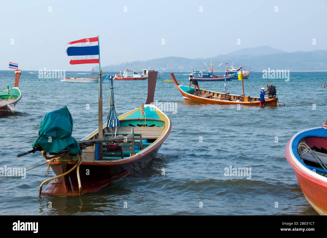 Phuket, a 810sq km Thailandia l'isola più grande, si trova nel Mare delle Andamane appena al largo della costa della provincia di Phang-nga. Unita alla terraferma da un'ampia strada rialzata, si è sviluppata nel resort balneare più lussuoso e squisito della Thailandia. Nei secoli passati Phuket era un importante posto commerciale sulla sponda orientale della Baia del Bengala, che gestiva la navigazione e si occupava di marinai dei Mondi Araba e Malay, India, Birmania (Myanmar), Cina e, naturalmente, Siam. Nel 16th secolo l'isola era conosciuta anche dagli europei, come prima portoghese e olandese, poi inglese e francese navigarono verso la sua fabbrica Foto Stock
