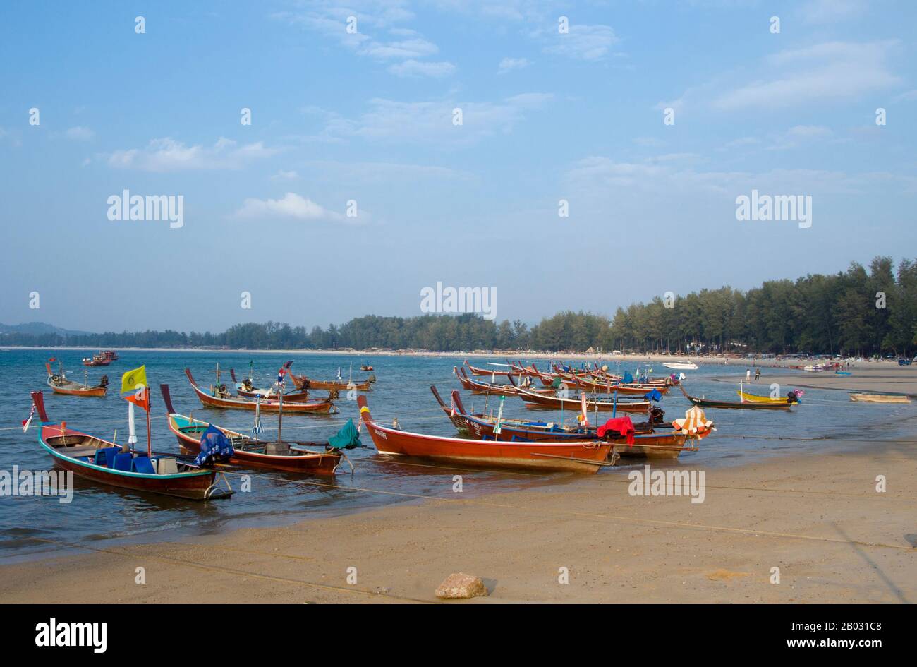 Phuket, a 810sq km Thailandia l'isola più grande, si trova nel Mare delle Andamane appena al largo della costa della provincia di Phang-nga. Unita alla terraferma da un'ampia strada rialzata, si è sviluppata nel resort balneare più lussuoso e squisito della Thailandia. Nei secoli passati Phuket era un importante posto commerciale sulla sponda orientale della Baia del Bengala, che gestiva la navigazione e si occupava di marinai dei Mondi Araba e Malay, India, Birmania (Myanmar), Cina e, naturalmente, Siam. Nel 16th secolo l'isola era conosciuta anche dagli europei, come prima portoghese e olandese, poi inglese e francese navigarono verso la sua fabbrica Foto Stock
