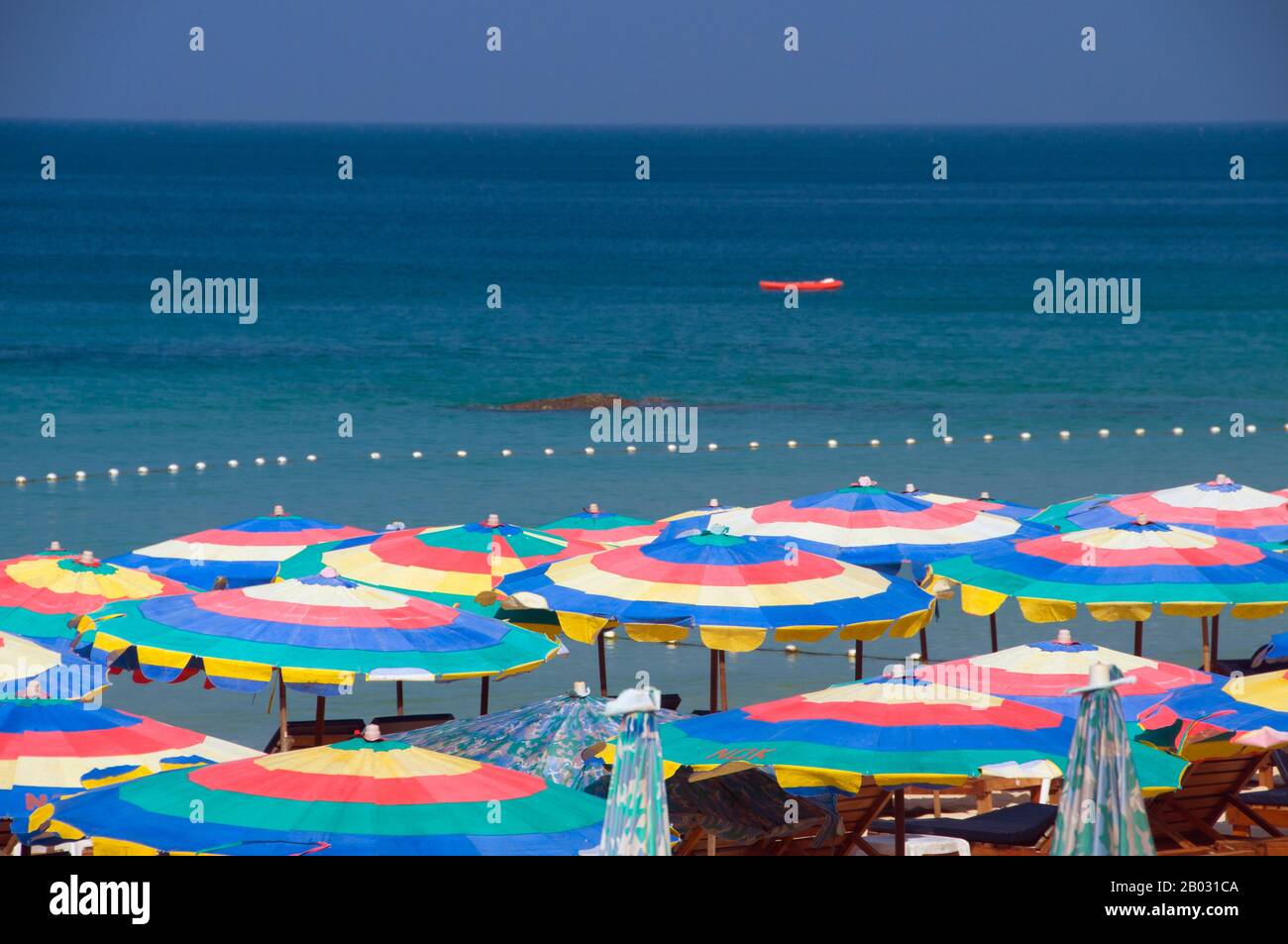 Phuket, a 810sq km Thailandia l'isola più grande, si trova nel Mare delle Andamane appena al largo della costa della provincia di Phang-nga. Unita alla terraferma da un'ampia strada rialzata, si è sviluppata nel resort balneare più lussuoso e squisito della Thailandia. Nei secoli passati Phuket era un importante posto commerciale sulla sponda orientale della Baia del Bengala, che gestiva la navigazione e si occupava di marinai dei Mondi Araba e Malay, India, Birmania (Myanmar), Cina e, naturalmente, Siam. Nel 16th secolo l'isola era conosciuta anche dagli europei, come prima portoghese e olandese, poi inglese e francese navigarono verso la sua fabbrica Foto Stock