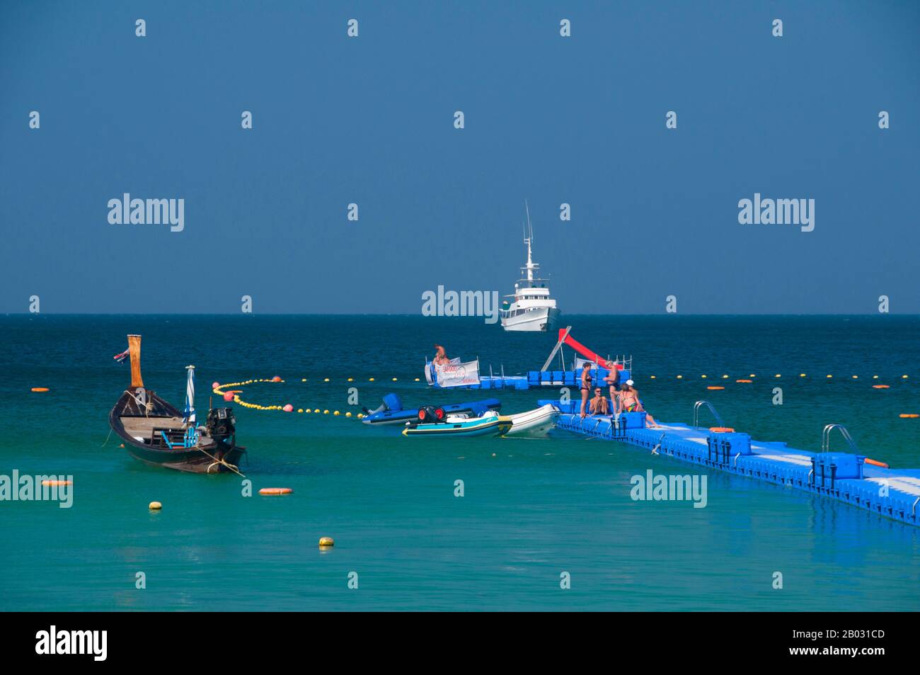 Phuket, a 810sq km Thailandia l'isola più grande, si trova nel Mare delle Andamane appena al largo della costa della provincia di Phang-nga. Unita alla terraferma da un'ampia strada rialzata, si è sviluppata nel resort balneare più lussuoso e squisito della Thailandia. Nei secoli passati Phuket era un importante posto commerciale sulla sponda orientale della Baia del Bengala, che gestiva la navigazione e si occupava di marinai dei Mondi Araba e Malay, India, Birmania (Myanmar), Cina e, naturalmente, Siam. Nel 16th secolo l'isola era conosciuta anche dagli europei, come prima portoghese e olandese, poi inglese e francese navigarono verso la sua fabbrica Foto Stock