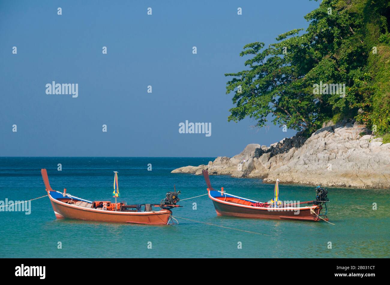 Phuket, a 810sq km Thailandia l'isola più grande, si trova nel Mare delle Andamane appena al largo della costa della provincia di Phang-nga. Unita alla terraferma da un'ampia strada rialzata, si è sviluppata nel resort balneare più lussuoso e squisito della Thailandia. Nei secoli passati Phuket era un importante posto commerciale sulla sponda orientale della Baia del Bengala, che gestiva la navigazione e si occupava di marinai dei Mondi Araba e Malay, India, Birmania (Myanmar), Cina e, naturalmente, Siam. Nel 16th secolo l'isola era conosciuta anche dagli europei, come prima portoghese e olandese, poi inglese e francese navigarono verso la sua fabbrica Foto Stock