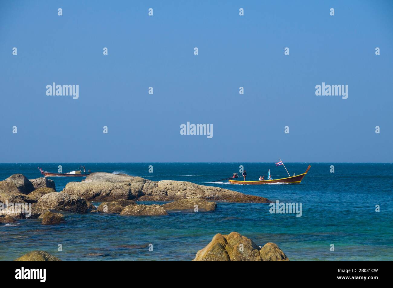 Phuket, a 810sq km Thailandia l'isola più grande, si trova nel Mare delle Andamane appena al largo della costa della provincia di Phang-nga. Unita alla terraferma da un'ampia strada rialzata, si è sviluppata nel resort balneare più lussuoso e squisito della Thailandia. Nei secoli passati Phuket era un importante posto commerciale sulla sponda orientale della Baia del Bengala, che gestiva la navigazione e si occupava di marinai dei Mondi Araba e Malay, India, Birmania (Myanmar), Cina e, naturalmente, Siam. Nel 16th secolo l'isola era conosciuta anche dagli europei, come prima portoghese e olandese, poi inglese e francese navigarono verso la sua fabbrica Foto Stock
