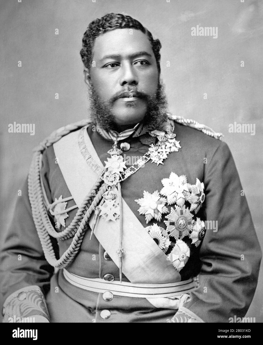 Kalākaua fu l'ultimo re regnante del regno delle Hawaii. Regnò dal 12 febbraio 1874 fino alla sua morte a San Francisco, California, il 20 gennaio 1891. Durante il suo regno, hula fu ravvivata, dopo essere stata bandita nel 1830 dalla regina Ka'ahumanu, che si era convertita al cristianesimo. È anche noto per aver ravvivato il surf e l'arte marziale hawaiana, Kapu Kuialua. Foto Stock