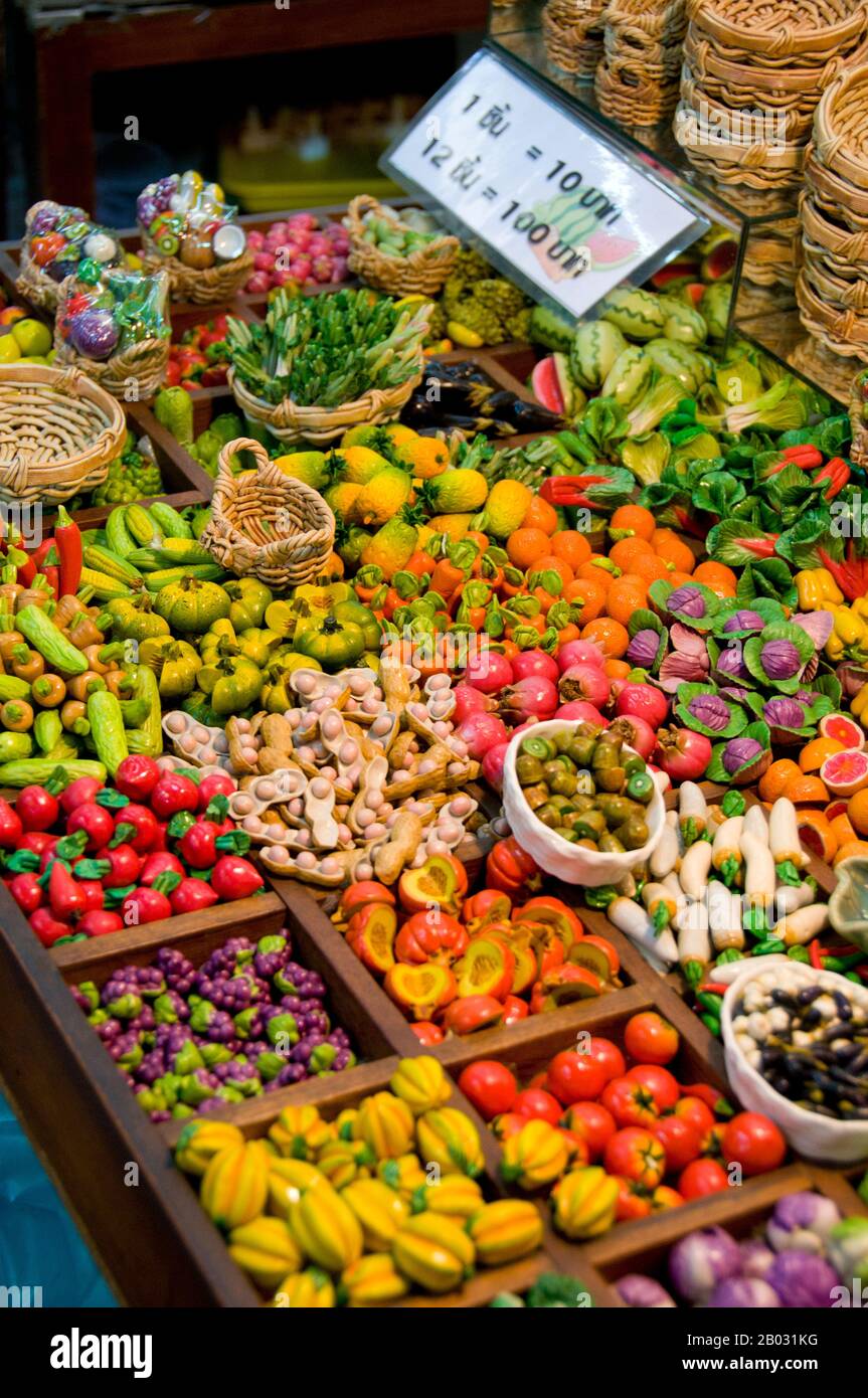 Il mercato del fine settimana di Chatuchak è il re dei mercati tailandesi; nei fine settimana quasi 9000 bancarelle approvvigionano ad una stima 200.000 ospiti al giorno. Tutto è venduto qui, dagli animali domestici ai tubi di oppio e pentole ai rimedi di erbe. Troverai anche strumenti musicali, artigianato della tribù delle colline, amuleti religiosi, oggetti d'antiquariato, fiori, abiti importati dall'India e dal Nepal, attrezzature da campeggio e attrezzature militari in eccedenza. Le occasioni migliori sono i beni della famiglia come pentole e padelle, piatti, bicchieri da bere e libri della seconda mano. Foto Stock