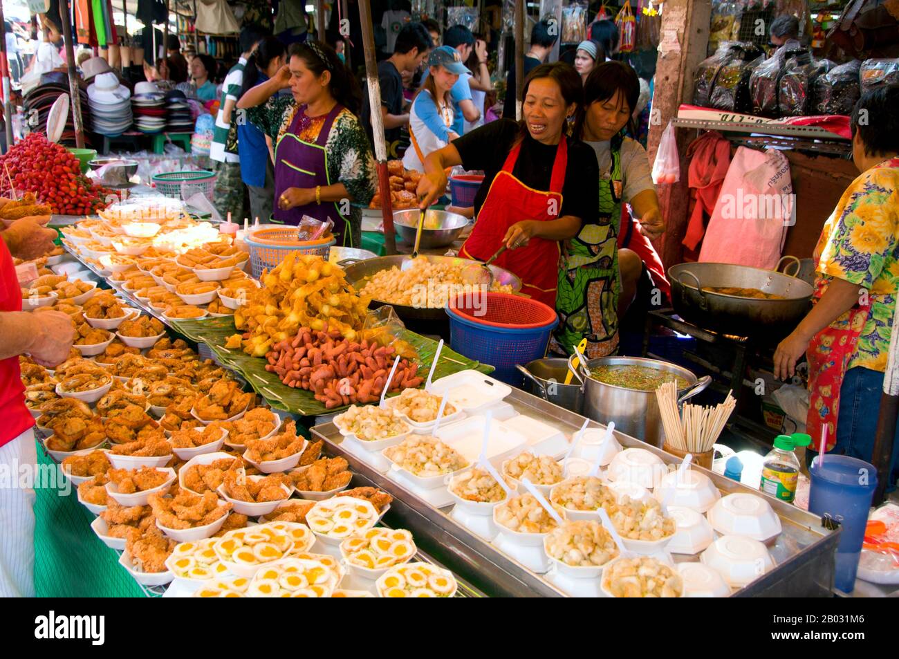 Il mercato del fine settimana di Chatuchak è il re dei mercati tailandesi; nei fine settimana quasi 9000 bancarelle approvvigionano ad una stima 200.000 ospiti al giorno. Tutto è venduto qui, dagli animali domestici ai tubi di oppio e pentole ai rimedi di erbe. Troverai anche strumenti musicali, artigianato della tribù delle colline, amuleti religiosi, oggetti d'antiquariato, fiori, abiti importati dall'India e dal Nepal, attrezzature da campeggio e attrezzature militari in eccedenza. Le occasioni migliori sono i beni della famiglia come pentole e padelle, piatti, bicchieri da bere e libri della seconda mano. Foto Stock
