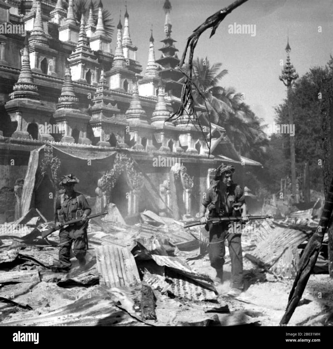 Un importante campo di battaglia, la Birmania è stata devastata durante la seconda guerra mondiale Nel marzo 1942, entro mesi da quando entrarono in guerra, le truppe giapponesi avevano avanzato Rangoon e l'amministrazione britannica era crollata. Un'amministrazione esecutiva birmana guidata da Ba Maw fu istituita dai giapponesi nell'agosto 1942. I Chindits britannici di Wingate sono stati formati in gruppi di penetrazione a lungo raggio addestrati per operare in profondità dietro le linee giapponesi. Una simile unità americana, i Marauders di Merrill, seguì i Chindits nella giungla birmana nel 1943. A partire dalla fine del 1944, le truppe alleate lanciarono una serie di offensive Foto Stock
