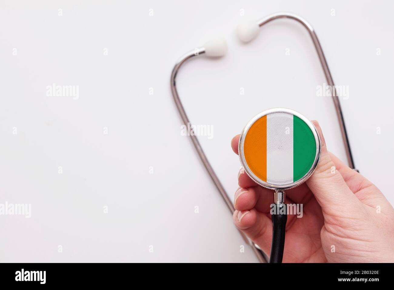 Irlanda concetto di assistenza sanitaria. Medico che detiene uno stetoscopio medico. Foto Stock