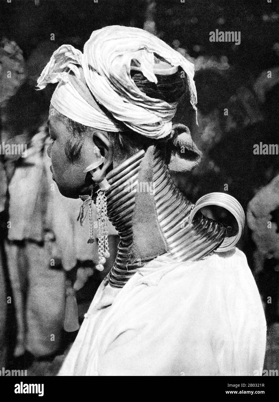 Il Padaung o Kayan Lahwi o Karen a collo lungo sono un sottogruppo del Kayan, un mix di Lawi, Kayan e molte altre tribù. Kayan è un sottogruppo del popolo Karen Rosso (Karenni), una minoranza etnica Tibeto-Burman della Birmania (Myanmar). Foto Stock