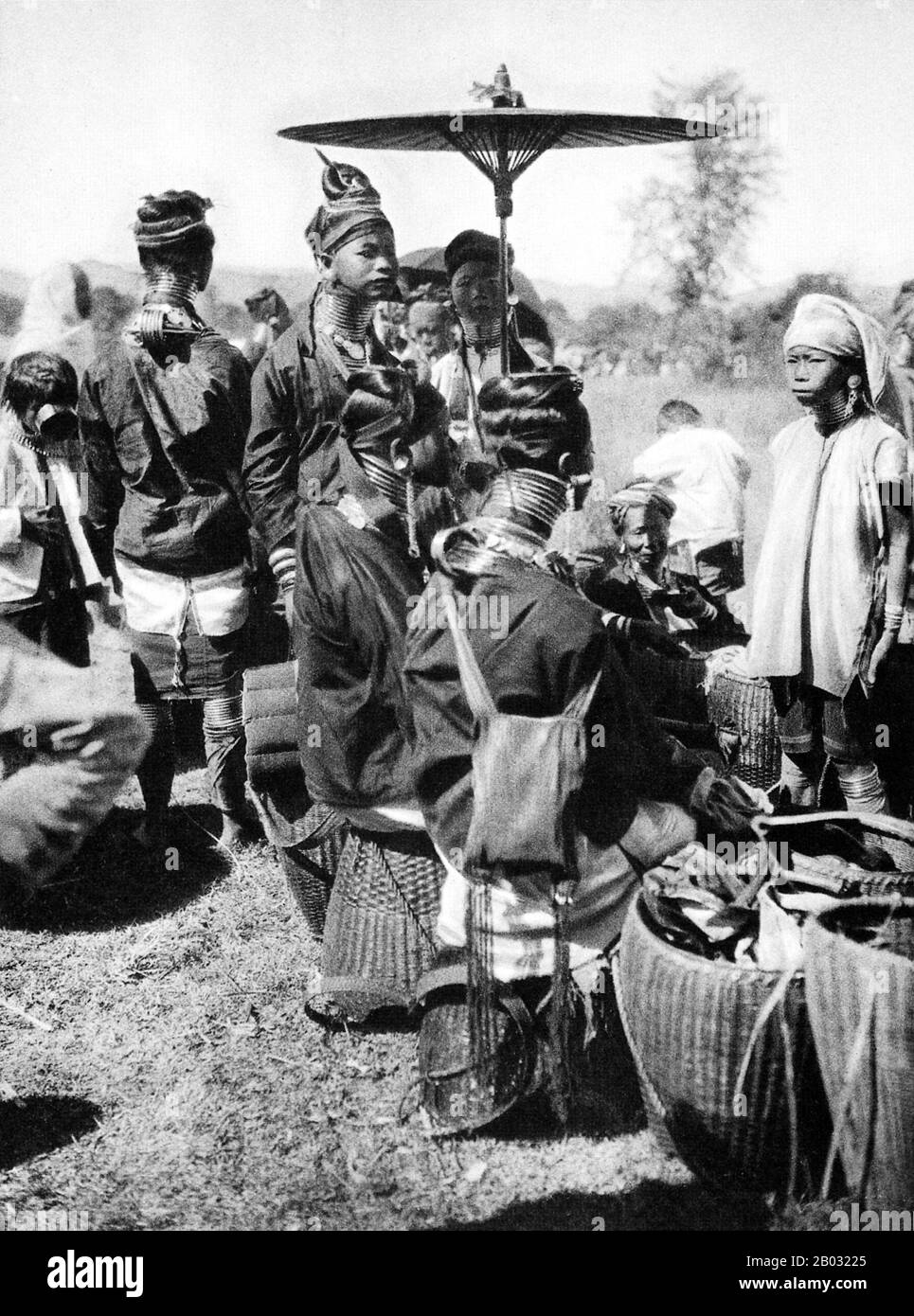 Il Padaung o Kayan Lahwi o Karen a collo lungo sono un sottogruppo del Kayan, un mix di Lawi, Kayan e molte altre tribù. Kayan è un sottogruppo del popolo Karen Rosso (Karenni), una minoranza etnica Tibeto-Burman della Birmania (Myanmar). Foto Stock