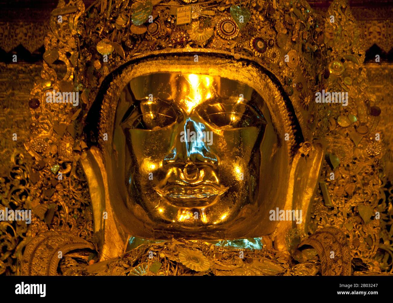 Il Tempio del Buddha di Mahamuni, chiamato anche Pagoda di Mahamuni, è un tempio buddista e principale luogo di pellegrinaggio, situato a sud-ovest di Mandalay, Birmania (Myanmar). L'immagine del Buddha di Mahamuni (significato letterale: Il Grande Sage) è deificata in questo tempio, e originariamente proveniva da Arakan. E' molto venerata in Birmania e centrale nella vita di molte persone, poiché è vista come un'espressione di rappresentazione della vita del Buddha. L'antica tradizione si riferisce solo a cinque somiglianze del Buddha, fatte durante la sua vita; due erano in India, due in paradiso, e la quinta è l'immagine del Buddha di Mahamuni in Myanmar. Accordi Foto Stock