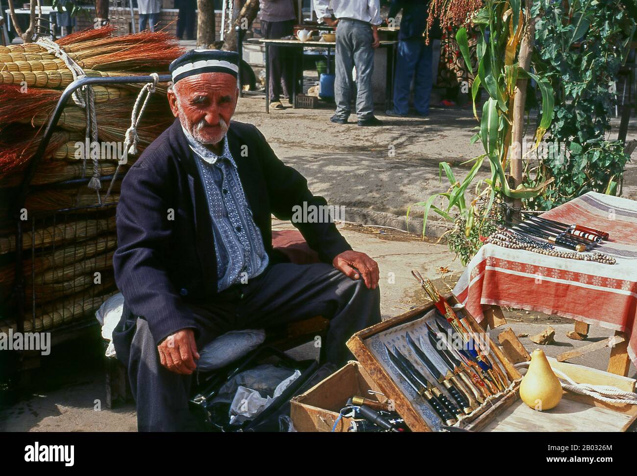 Samarcanda (Uzbek: Samarqand, da Sogdian: 'Forte di tono' o 'Città di roccia') è la seconda città più grande in Uzbekistan e la capitale della provincia di Samarqand. La città è nota per la sua posizione centrale sulla Via della Seta tra Cina e Occidente, e per essere un centro islamico per lo studio accademico. Nel 14th secolo divenne la capitale dell'impero di Timur (Tamerlane) ed è il luogo del suo mausoleo (il Gur-e Amir). La Moschea Bibi-Khanym rimane uno dei monumenti più importanti della città. Il Registan era l'antico centro della città. Foto Stock