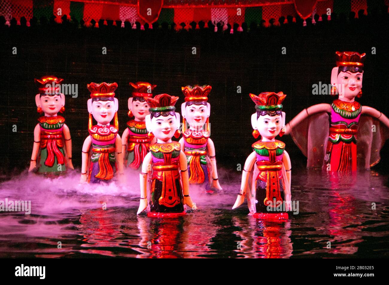 Water Puppetry o Múa rối nước, letteralmente 'pupazzi che danzano sull'acqua' originati nel Delta del Fiume Rosso. I burattini sono scolpiti in legno resistente all'acqua per rappresentare stili di vita rurali tradizionali e creature mitiche. Stando dietro il palco acquoso, in vita profonda in acqua, i burattinai nascosti manovrano abilmente le loro cariche di legno alla musica di un'orchestra tradizionale. Foto Stock