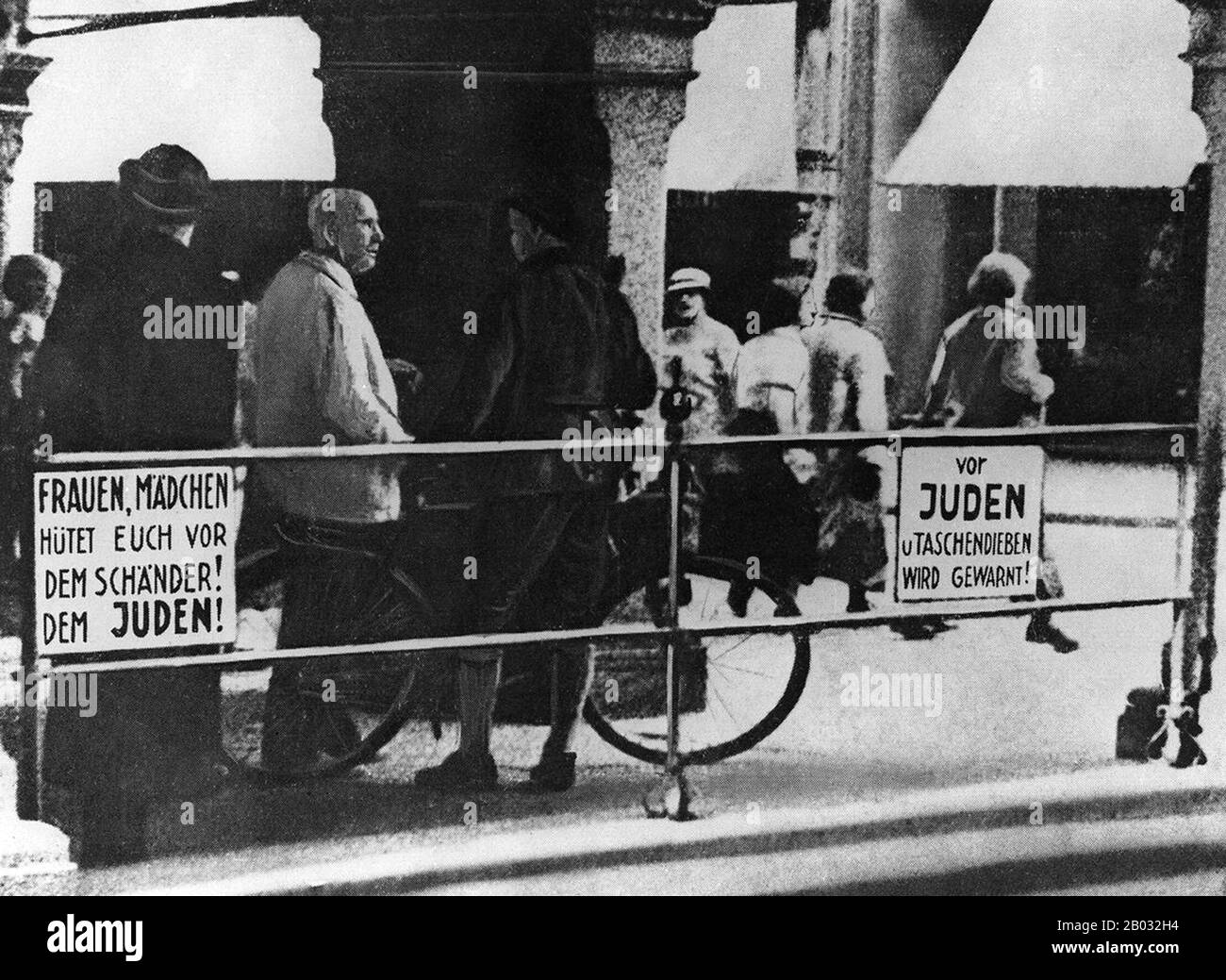 Kristallnacht o 'Crystal Night', chiamata anche Notte Del vetro Rotto, era un pogrom contro gli ebrei in tutta la Germania nazista e l'Austria che si svolse il 9-10 novembre 1938, eseguito da forze paramilitari di SA e civili tedeschi. Le autorità tedesche si sono esaminate senza intervenire. Il nome Kristallnacht deriva dalle barbe di vetro rotto che costellavano le strade dopo che i negozi, gli edifici e le sinagoghe di proprietà ebraica avevano le loro finestre schiacciate. Foto Stock