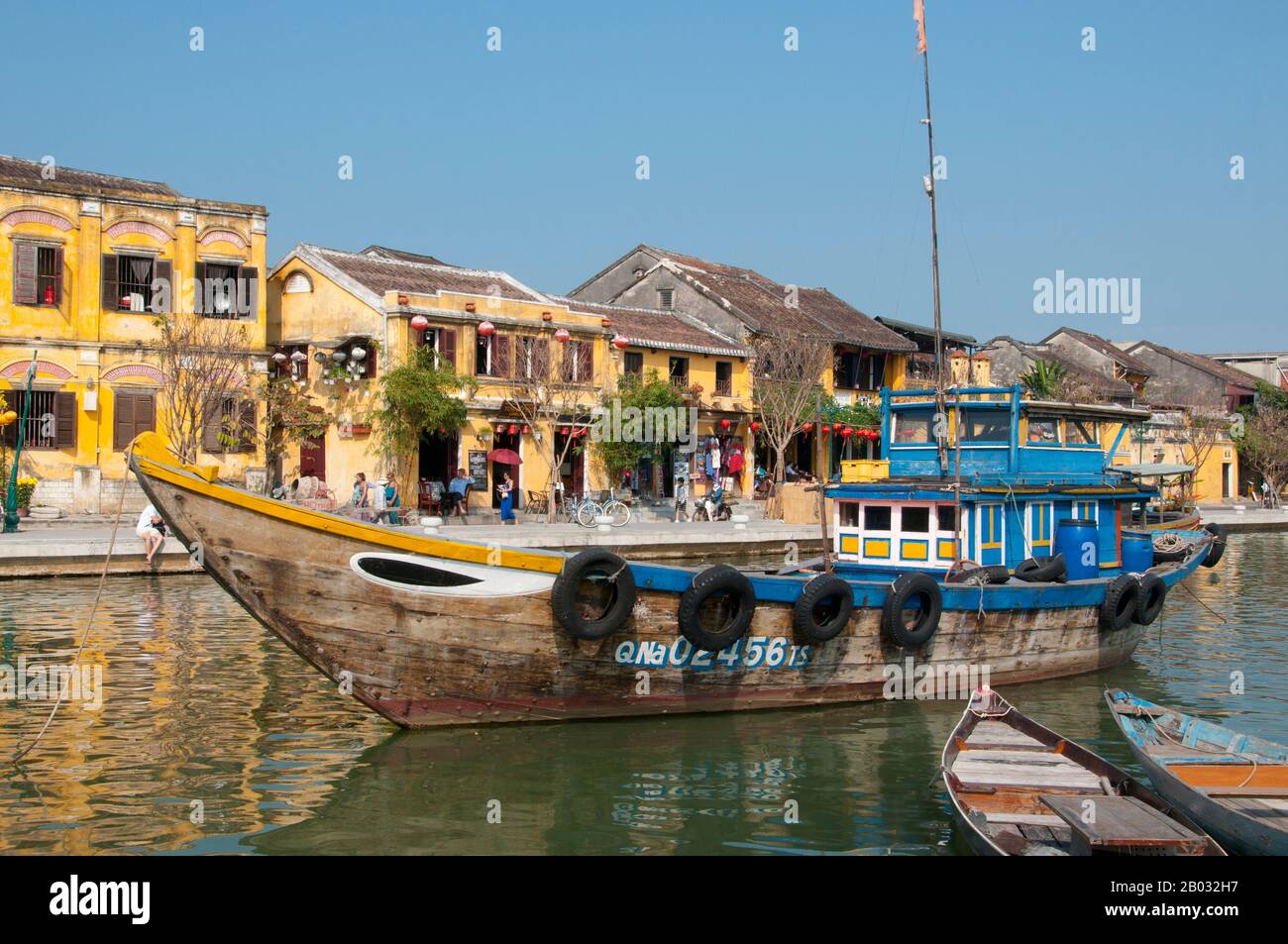 La piccola ma storica città di Hoi An si trova sul fiume Thu Bon 30km (18 miglia) a sud di Danang. Durante il periodo dei signori Nguyen (1558 - 1777) e anche sotto i primi imperatori di Nguyen, Hoi An - allora conosciuto come Faifo - era un porto importante, visitato regolarmente da navi d'Europa e in tutto l'est. Alla fine del 19th Secolo l'insabbiamento del fiume Thu Bon e lo sviluppo della vicina Danang si erano combinati per fare Hoi An in un backwater. Questa oscurità salvò la città da gravi combattimenti durante le guerre con la Francia e gli Stati Uniti, così che al momento della riunificazione nel 1975 essa Foto Stock