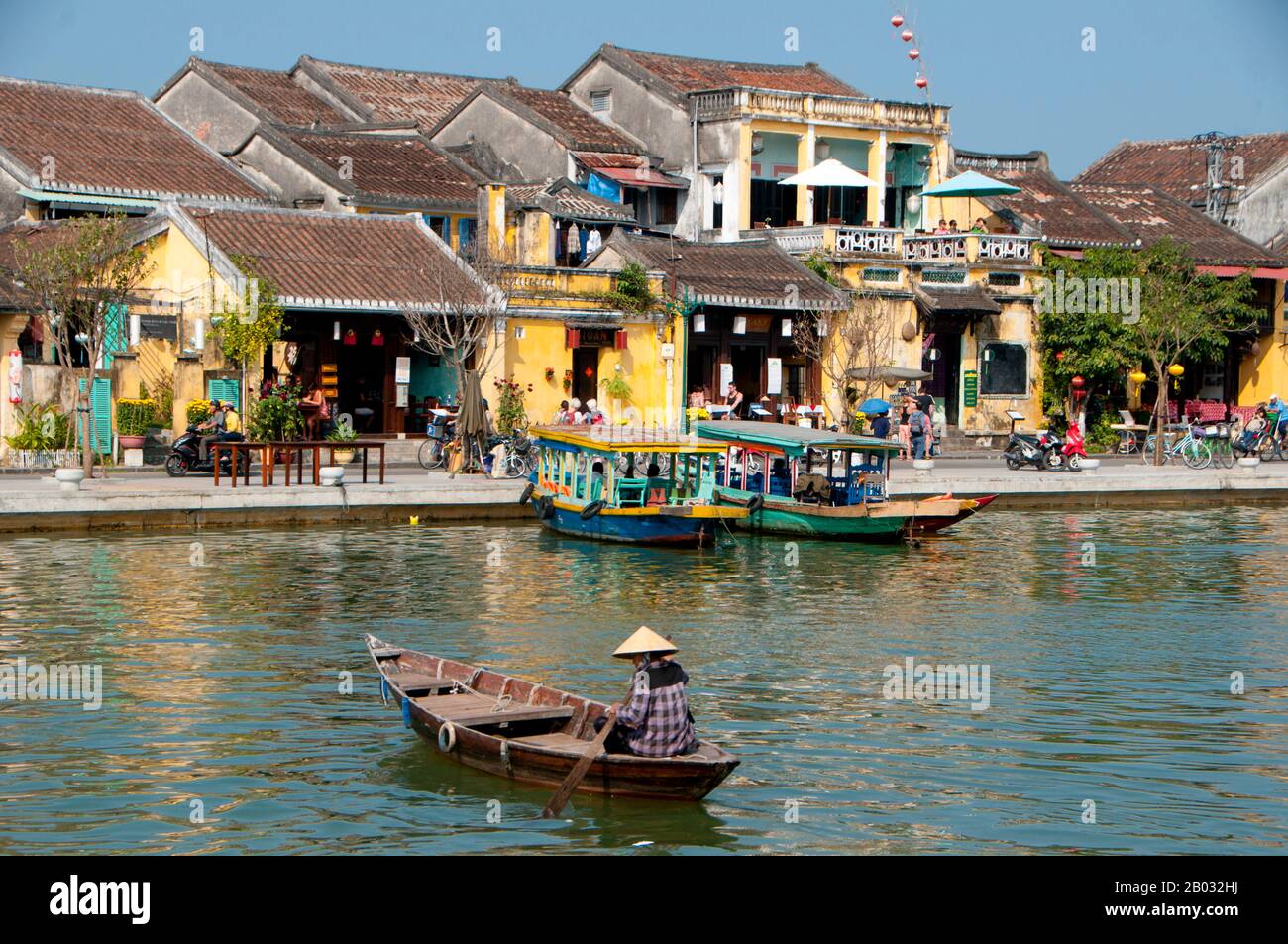 La piccola ma storica città di Hoi An si trova sul fiume Thu Bon 30km (18 miglia) a sud di Danang. Durante il periodo dei signori Nguyen (1558 - 1777) e anche sotto i primi imperatori di Nguyen, Hoi An - allora conosciuto come Faifo - era un porto importante, visitato regolarmente da navi d'Europa e in tutto l'est. Alla fine del 19th Secolo l'insabbiamento del fiume Thu Bon e lo sviluppo della vicina Danang si erano combinati per fare Hoi An in un backwater. Questa oscurità salvò la città da gravi combattimenti durante le guerre con la Francia e gli Stati Uniti, così che al momento della riunificazione nel 1975 essa Foto Stock