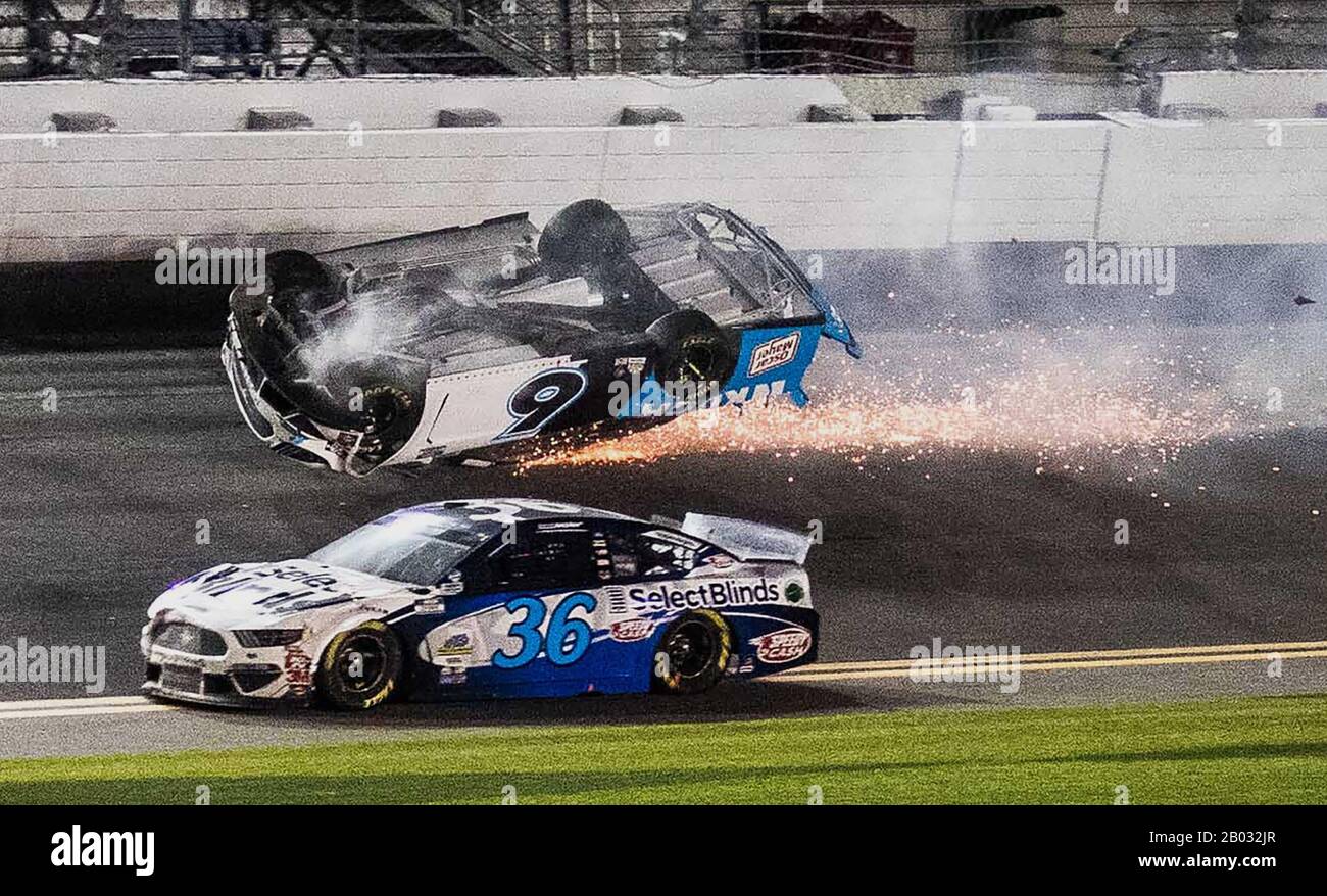Daytona, Stati Uniti. 18th Feb, 2020. David Ragan (36) manovre da parte della vettura invertita di Ryan Newman al traguardo della 62nd Daytona 500, il Lunedi, 17 febbraio 2020 a Daytona, Florida. Foto di Edwin Locke/UPI Credit: UPI/Alamy Live News Foto Stock