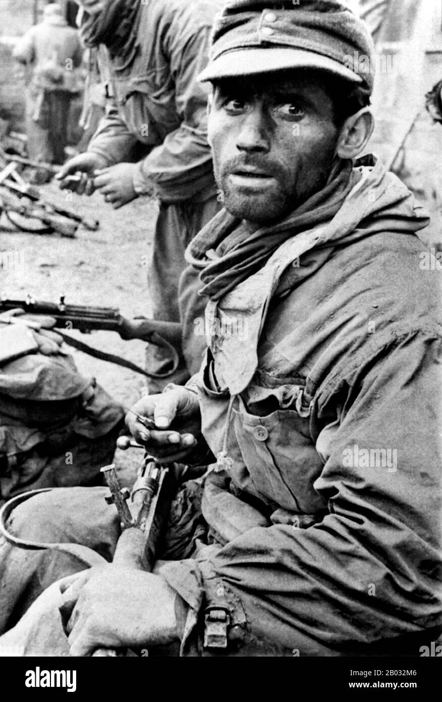 La battaglia di Stalingrado (23 agosto 1942 – 2 febbraio 1943) fu una grande battaglia sul fronte orientale della seconda guerra mondiale in cui la Germania nazista e i suoi alleati combatterono contro l'Unione Sovietica per il controllo della città di Stalingrado (ora Volgograd) nella Russia meridionale, Vicino al confine orientale dell'Europa. Caratterizzato da combattimenti ravvicinati e attacchi diretti contro i civili da incursioni aeree, è spesso considerato uno dei più grandi (quasi 2,2 milioni di persone) e sanguinosi (1,7–2 milioni di feriti, uccisi o catturati) battaglie nella storia della guerra. Le pesanti perdite inflitte alla Wehrmach tedesca Foto Stock