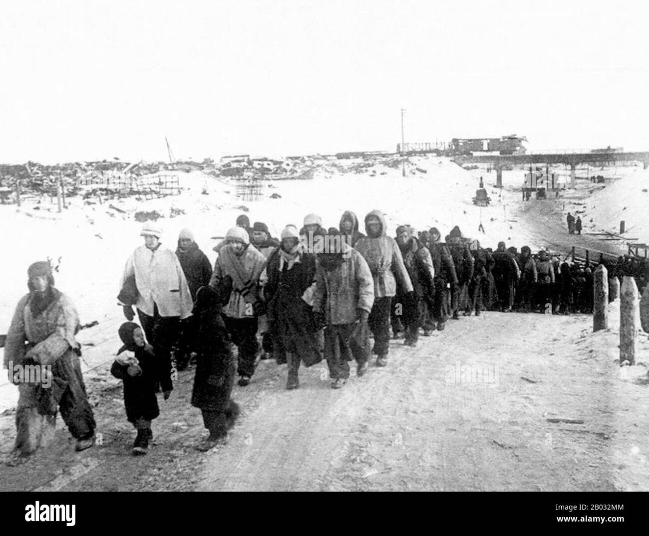La battaglia di Stalingrado (23 agosto 1942 – 2 febbraio 1943) fu una grande battaglia sul fronte orientale della seconda guerra mondiale in cui la Germania nazista e i suoi alleati combatterono contro l'Unione Sovietica per il controllo della città di Stalingrado (ora Volgograd) nella Russia meridionale, Vicino al confine orientale dell'Europa. Caratterizzato da combattimenti ravvicinati e attacchi diretti contro i civili da incursioni aeree, è spesso considerato uno dei più grandi (quasi 2,2 milioni di persone) e sanguinosi (1,7–2 milioni di feriti, uccisi o catturati) battaglie nella storia della guerra. Le pesanti perdite inflitte alla Wehrmach tedesca Foto Stock