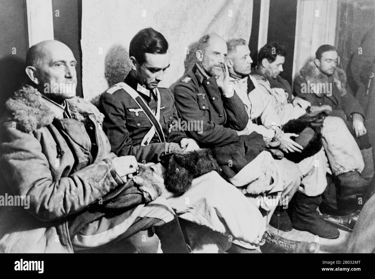 La battaglia di Stalingrado (23 agosto 1942 – 2 febbraio 1943) fu una grande battaglia sul fronte orientale della seconda guerra mondiale in cui la Germania nazista e i suoi alleati combatterono contro l'Unione Sovietica per il controllo della città di Stalingrado (ora Volgograd) nella Russia meridionale, Vicino al confine orientale dell'Europa. Caratterizzato da combattimenti ravvicinati e attacchi diretti contro i civili da incursioni aeree, è spesso considerato uno dei più grandi (quasi 2,2 milioni di persone) e sanguinosi (1,7–2 milioni di feriti, uccisi o catturati) battaglie nella storia della guerra. Le pesanti perdite inflitte alla Wehrmach tedesca Foto Stock