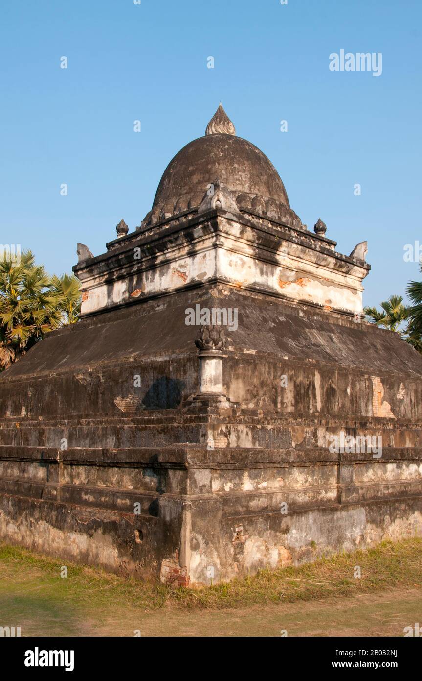 Laos: Costruito nel 1504, il Watermelon Stupa mostra influenze singalesi (Sri Lanka), Wat Thakmo (quel Pathum), Luang Prabang. Luang Prabang era precedentemente la capitale di un regno dello stesso nome. Fino all'acquisizione comunista nel 1975, fu la capitale reale e sede del governo del Regno del Laos. La città è oggi patrimonio dell'umanità dell'UNESCO. Foto Stock