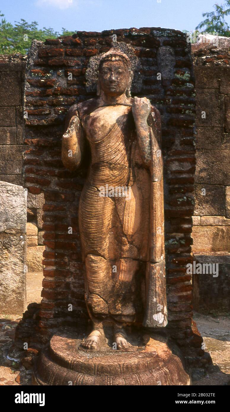 Hatadage, un antico santuario relico fu costruito dal re Nissanka Malla (r.. 1187 - 1196), ed era usato una volta per mantenere la Reliquia del dente del Buddha. Polonnaruwa, il secondo più antico dei regni dello Sri Lanka, fu dichiarato per la prima volta capitale dal re Vijayabahu i, che sconfisse gli invasori di Chola nel 1070 per riunire il paese sotto un leader nazionale. Foto Stock