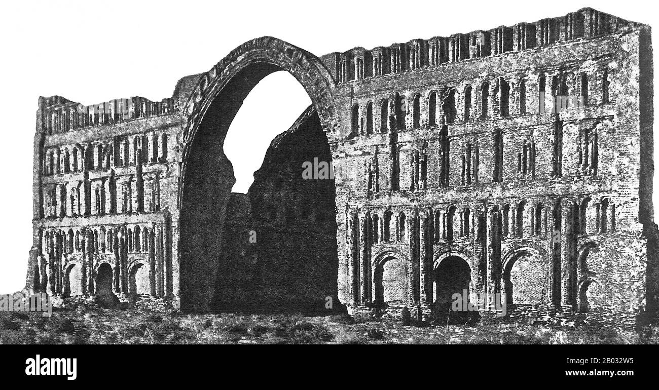 Ctesifone era la capitale degli imperi partici e Sasaniani (247 BCE–224 CE e 224–651 CE rispettivamente). Era una delle grandi città della Mesopotamia antica tarda. La sua struttura più cospicua che rimane oggi è il grande arco di Ctesifone. Si trovava sulla riva orientale del Tigri, di fronte alla città greca di Seleucia e a nord-est dell'antica Babilonia. Oggi i resti della città si trovano nel Governatorato di Baghdad, in Iraq, a circa 35 km a sud della città di Baghdad. Ctesifone era la città più grande del mondo dal 570 CE, fino alla sua caduta nel 637 CE, d Foto Stock