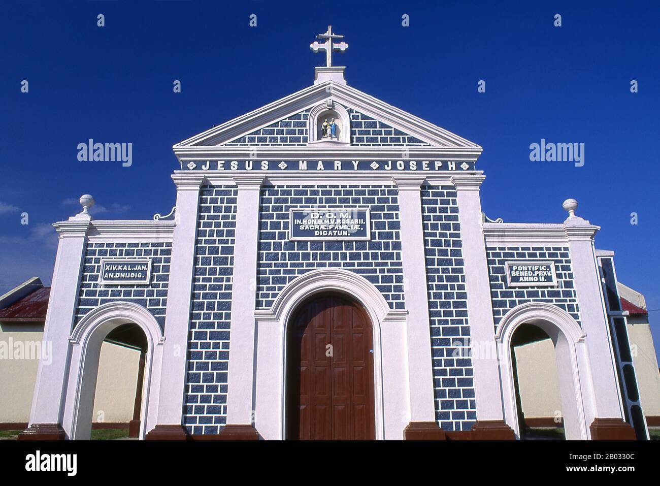 Costruita originariamente nel 1916, la chiesa cattolica del Santo Rosario è stata completamente rinnovata nel 2013. Il cristianesimo, introdotto in Sri Lanka dai portoghesi, è prevalentemente di varietà cattolica romana e più visibile lungo la costa occidentale, soprattutto intorno a Negombo. Foto Stock