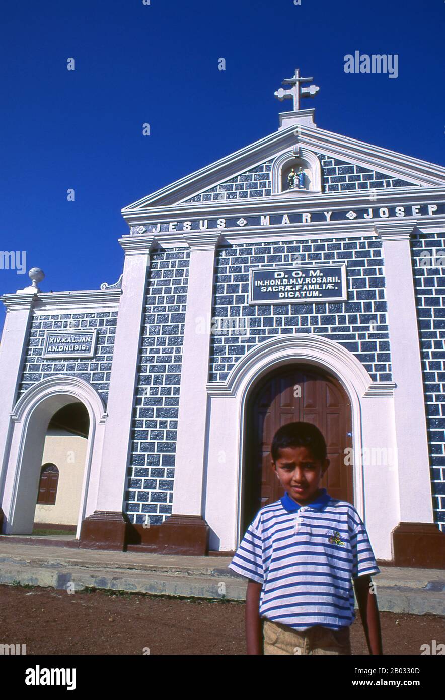 Costruita originariamente nel 1916, la chiesa cattolica del Santo Rosario è stata completamente rinnovata nel 2013. Il cristianesimo, introdotto in Sri Lanka dai portoghesi, è prevalentemente di varietà cattolica romana e più visibile lungo la costa occidentale, soprattutto intorno a Negombo. Foto Stock