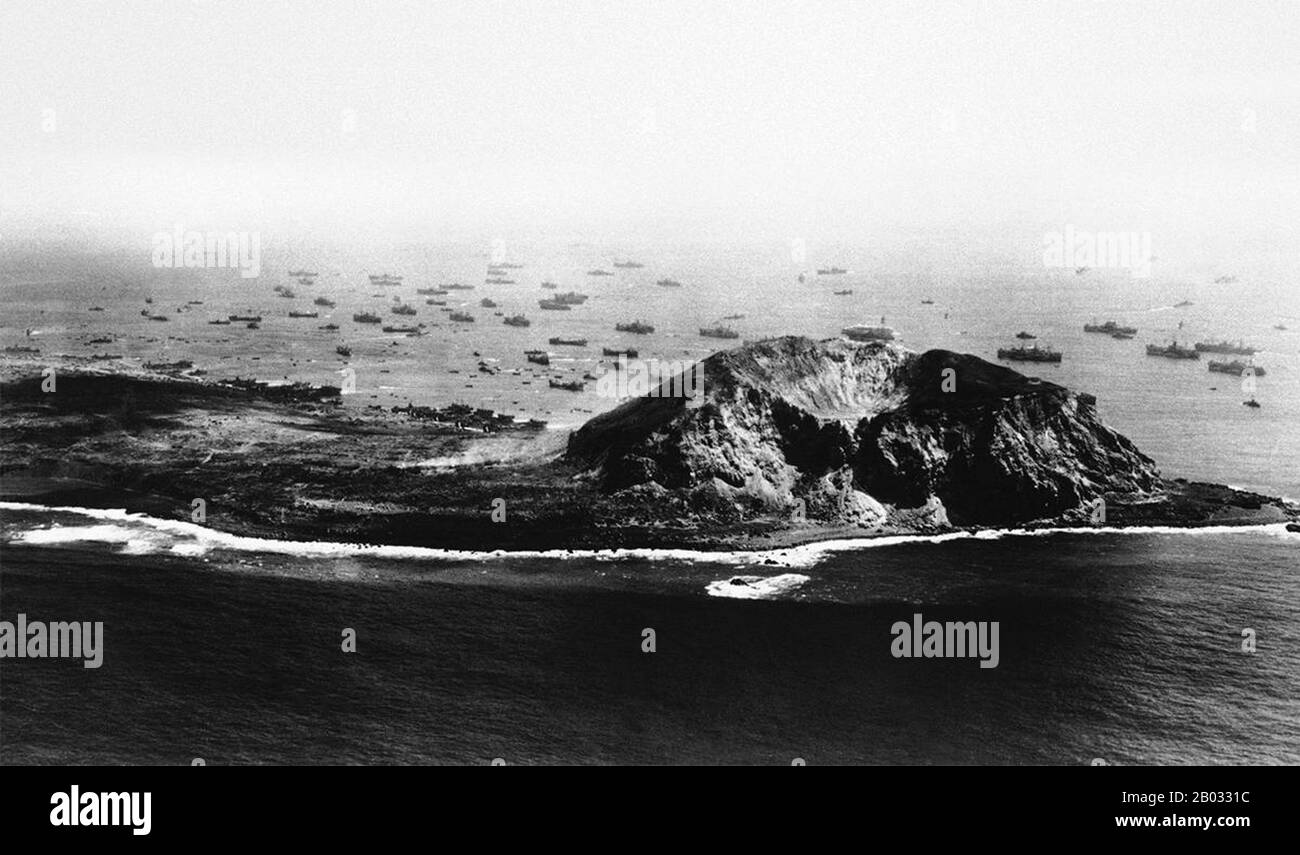 L'invasione di Iwo Jima iniziò il 19 febbraio 1945 e continuò fino al 27 marzo 1945. La battaglia è stata una grande iniziativa della campagna del Pacifico della seconda guerra mondiale L'invasione marina è stata incaricata della missione di catturare i campi aerei sull'isola, che fino a quel momento aveva harried le missioni di bombardamento degli Stati Uniti a Tokyo. Una volta che le basi furono assicurate, potrebbero allora essere d'uso nell'invasione imminente della terraferma giapponese. La battaglia fu segnata da alcuni dei più feroci combattimenti della guerra. Le posizioni imperiali dell'esercito giapponese sull'isola furono fortemente fortificate, con vasti bunker, arte nascosta Foto Stock