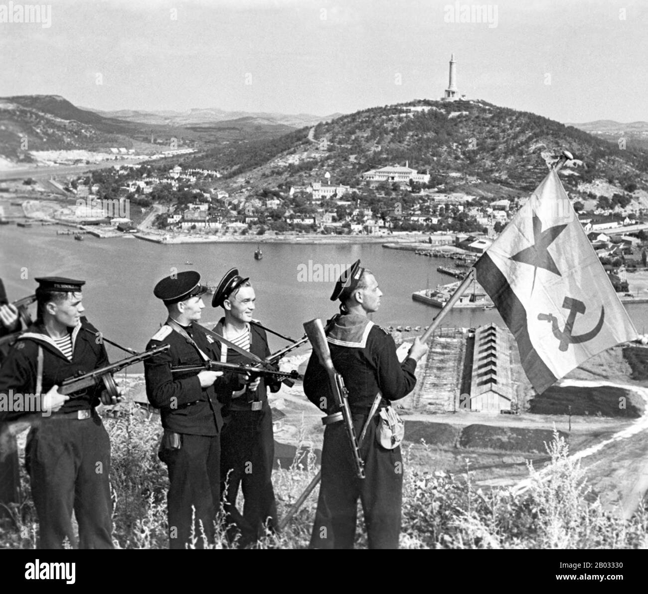 L'Operazione Strategica Offensiva Manchuriana iniziò il 9 agosto 1945 con l'invasione sovietica dello stato puppino giapponese di Manchukuo. Fu l'ultima campagna della Seconda guerra mondiale, e la più grande della guerra sovietico-giapponese del 1945, che riprese le ostilità tra l'Unione Sovietica e l'Impero del Giappone dopo quasi sei anni di pace. I guadagni sovietici temporanei sul continente erano Manchukuo, Mongolia Interna e Corea del Nord. L'ingresso sovietico nella guerra e la sconfitta dell'esercito Kwantung fu un fattore significativo nella decisione del governo giapponese di arrendersi. Foto Stock