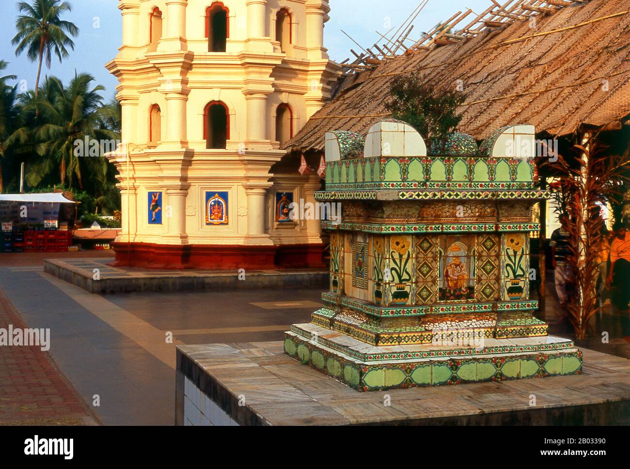 Il Tempio di Shri Mangesh ha le sue origini a Kushasthali Cortalim, un villaggio di Saxty (Salcette) che cadde nell'invasione portoghese nel 1543. Nel 1560, quando i portoghesi iniziarono le conversioni cristiane a Salcete, i Saraswats di Vatsa Gotra spostarono il Mangesh Linga dal sito originale sulle rive del fiume Aghanashini (Zuari) alla sua attuale ubicazione, Che fu poi governata dai re indù di Sonde di Antruz Mahal (Ponda) e pensato per essere più sicuro. Il tempio principale è dedicato a Bhagavan Manguesh, un'incarnazione di Shiva. Foto Stock