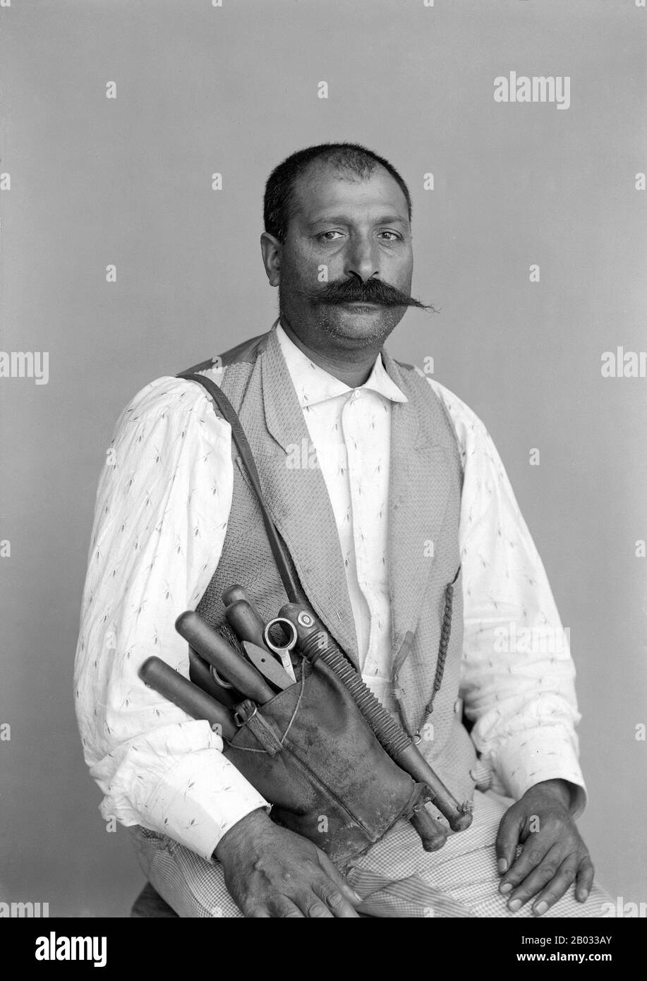 I Rom, anche ortografati Romany o Roma, sono un gruppo etnico itinerante che vive principalmente in Europa e nelle Americhe, che provengono dalle regioni nordoccidentali del subcontinente indiano, in particolare dall'India settentrionale, presumibilmente dagli stati indiani nordoccidentali Rajasthan, Haryana e Punjab. I Romani sono ampiamente conosciuti tra i cittadini di lingua inglese dall'esonimo 'Zingari' (o 'Zingari'), che è ora generalmente considerato politicamente scorretto. Altri esonimi sono Ashkali e Sinti. Foto Stock