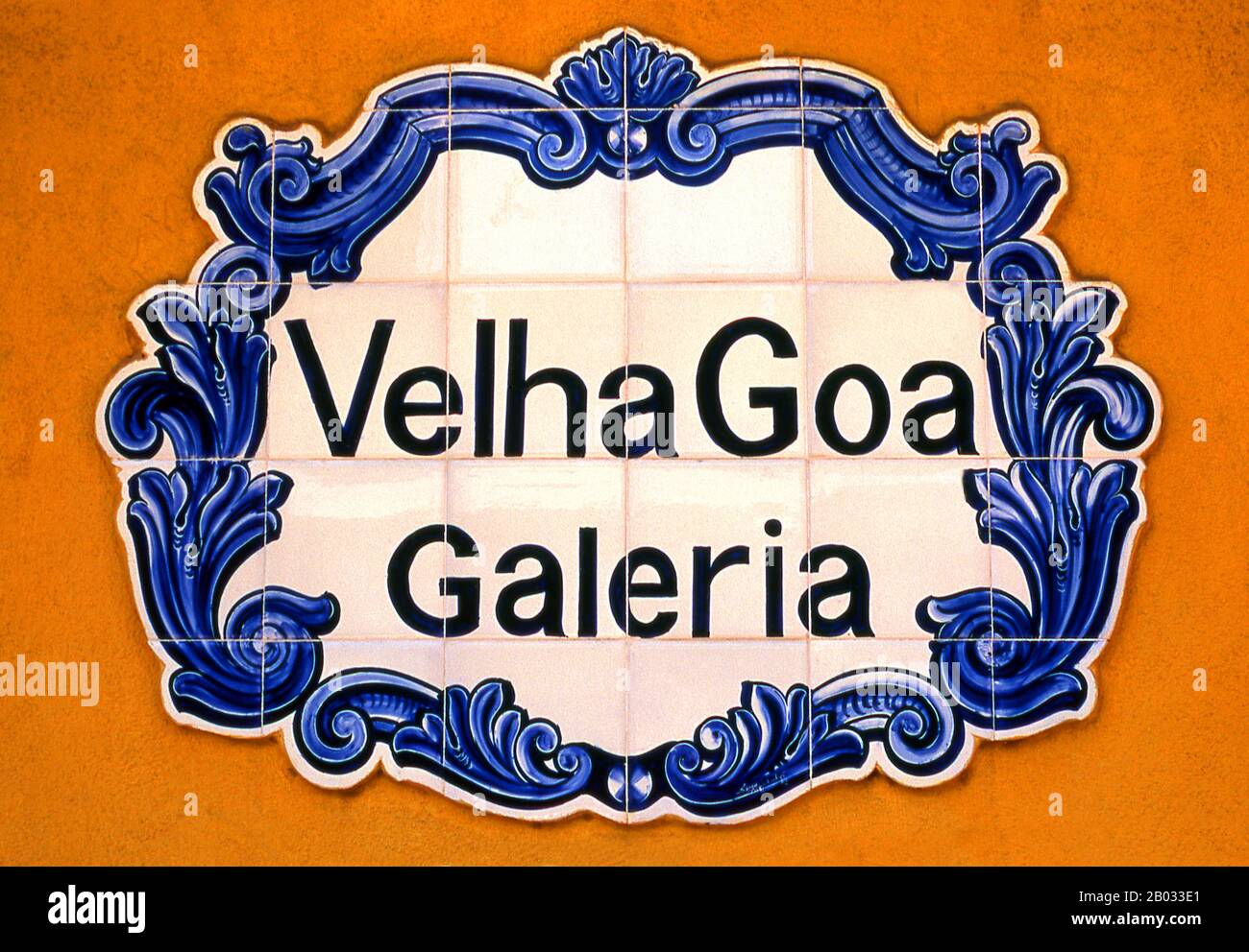 Il Velha Goa Galeria è specializzato in belle piastrelle dipinte a mano o azulejos. Azulejo, dall'arabo al zellige, è una forma di piastrelle di ceramica smaltata in stagno, dipinta in spagnolo e portoghese. Azulejos si trova all'interno e all'esterno di chiese, palazzi, case ordinarie, scuole, e oggi, ristoranti, bar e anche ferrovie o stazioni della metropolitana. Essi non erano utilizzati solo come forma d'arte ornamentale, ma avevano anche una specifica capacità funzionale come il controllo della temperatura nelle abitazioni. Foto Stock