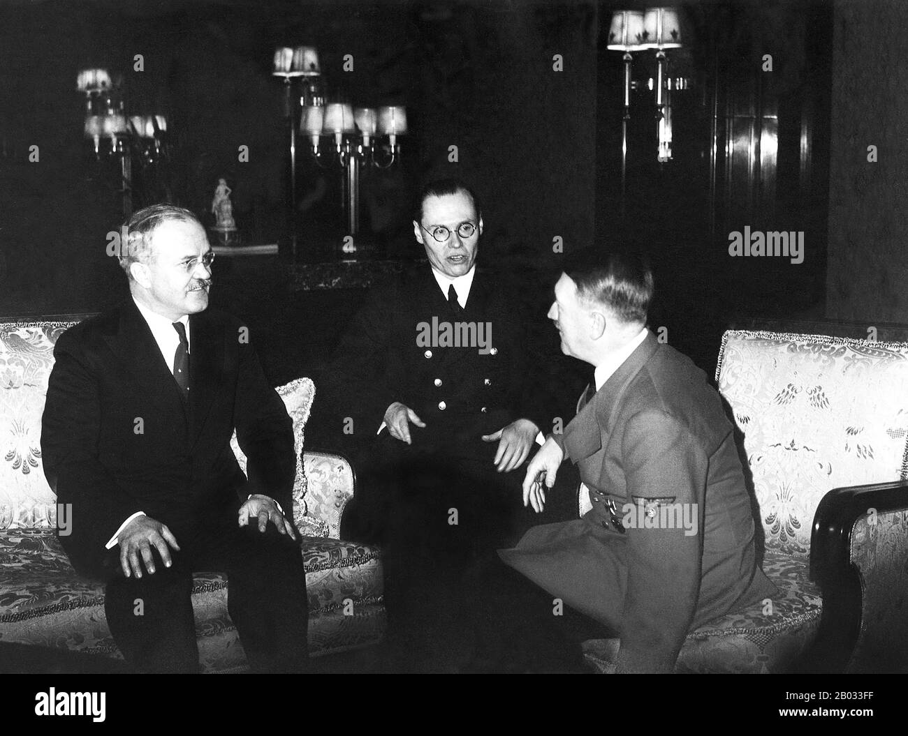 Vyacheslav Mikhailovich Molotov (9 marzo 1890 – 8 novembre 1986) è stato un politico e diplomatico sovietico, un vecchio bolscevico, e figura di spicco nel governo sovietico del 1920s, quando è salito al potere come protégé di Joseph Stalin. Molotov fu presidente del Consiglio dei Commissari Del Popolo (Premier) dal 1930 al 1941, e ministro degli Affari Esteri dal 1939 al 1949 e dal 1953 al 1956. Fu Primo vice Premier dal 1942 al 1957, quando fu licenziato dal Presidio del Comitato Centrale da Nikita Khrushchev. Adolf Hitler (20 aprile 1889 – 30 aprile 1945) è stato un Foto Stock