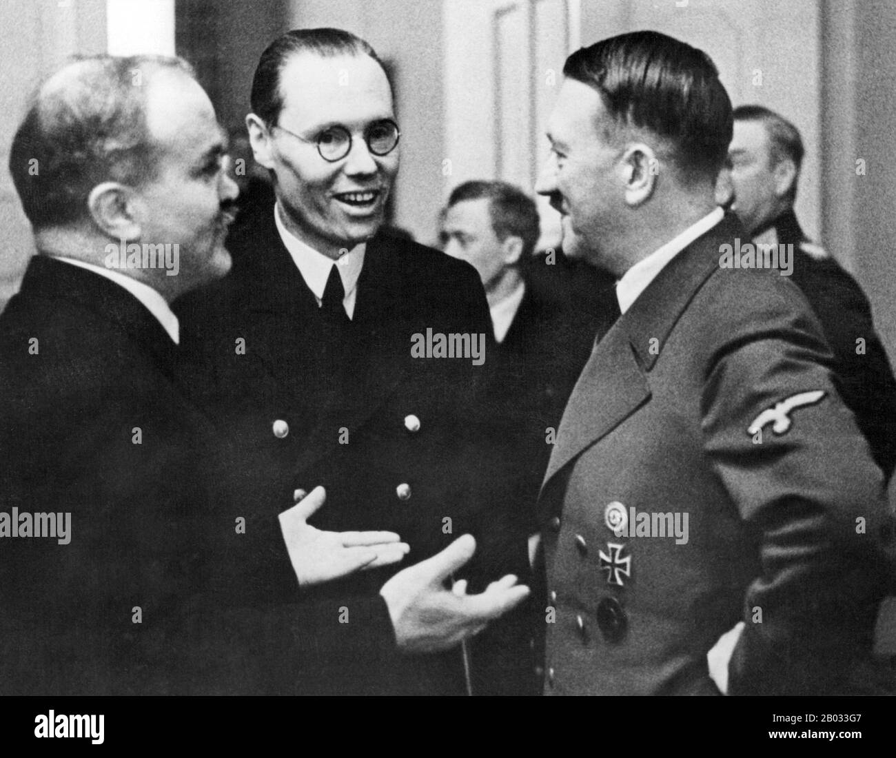 Vyacheslav Mikhailovich Molotov (9 marzo 1890 – 8 novembre 1986) è stato un politico e diplomatico sovietico, un vecchio bolscevico, e figura di spicco nel governo sovietico del 1920s, quando è salito al potere come protégé di Joseph Stalin. Molotov fu presidente del Consiglio dei Commissari Del Popolo (Premier) dal 1930 al 1941, e ministro degli Affari Esteri dal 1939 al 1949 e dal 1953 al 1956. Fu Primo vice Premier dal 1942 al 1957, quando fu licenziato dal Presidio del Comitato Centrale da Nikita Khrushchev. Adolf Hitler (20 aprile 1889 – 30 aprile 1945) è stato un Foto Stock