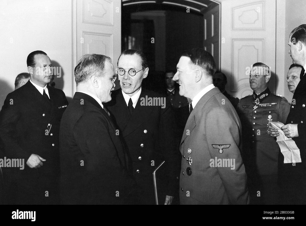 Vyacheslav Mikhailovich Molotov (9 marzo 1890 – 8 novembre 1986) è stato un politico e diplomatico sovietico, un vecchio bolscevico, e figura di spicco nel governo sovietico del 1920s, quando è salito al potere come protégé di Joseph Stalin. Molotov fu presidente del Consiglio dei Commissari Del Popolo (Premier) dal 1930 al 1941, e ministro degli Affari Esteri dal 1939 al 1949 e dal 1953 al 1956. Fu Primo vice Premier dal 1942 al 1957, quando fu licenziato dal Presidio del Comitato Centrale da Nikita Khrushchev. Adolf Hitler (20 aprile 1889 – 30 aprile 1945) è stato un Foto Stock