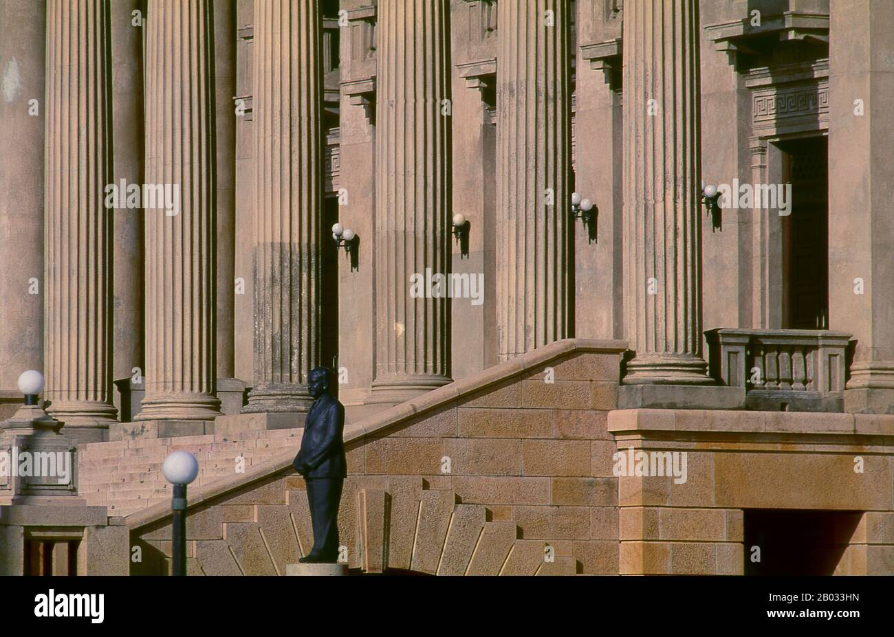 Il vecchio edificio del Parlamento di Colombo fu aperto nel 1930 dall'allora Governatore Sir Herbert Stanley. Colombo è la città più grande ed ex capitale dello Sri Lanka. Si trova sulla costa occidentale dell'isola, adiacente a Sri Jayawardenapura Kotte, la capitale. Colombo è una città vivace e vivace con una miscela di vita moderna, edifici coloniali e rovine. Ha una popolazione di 647,100 abitanti (2010). Grazie al suo grande porto e alla sua posizione strategica lungo le rotte del commercio marittimo Est-Ovest, Colombo era conosciuta da antichi commercianti 2.000 anni fa. Tuttavia è stato fatto la capitale dell'isola solo quando Foto Stock