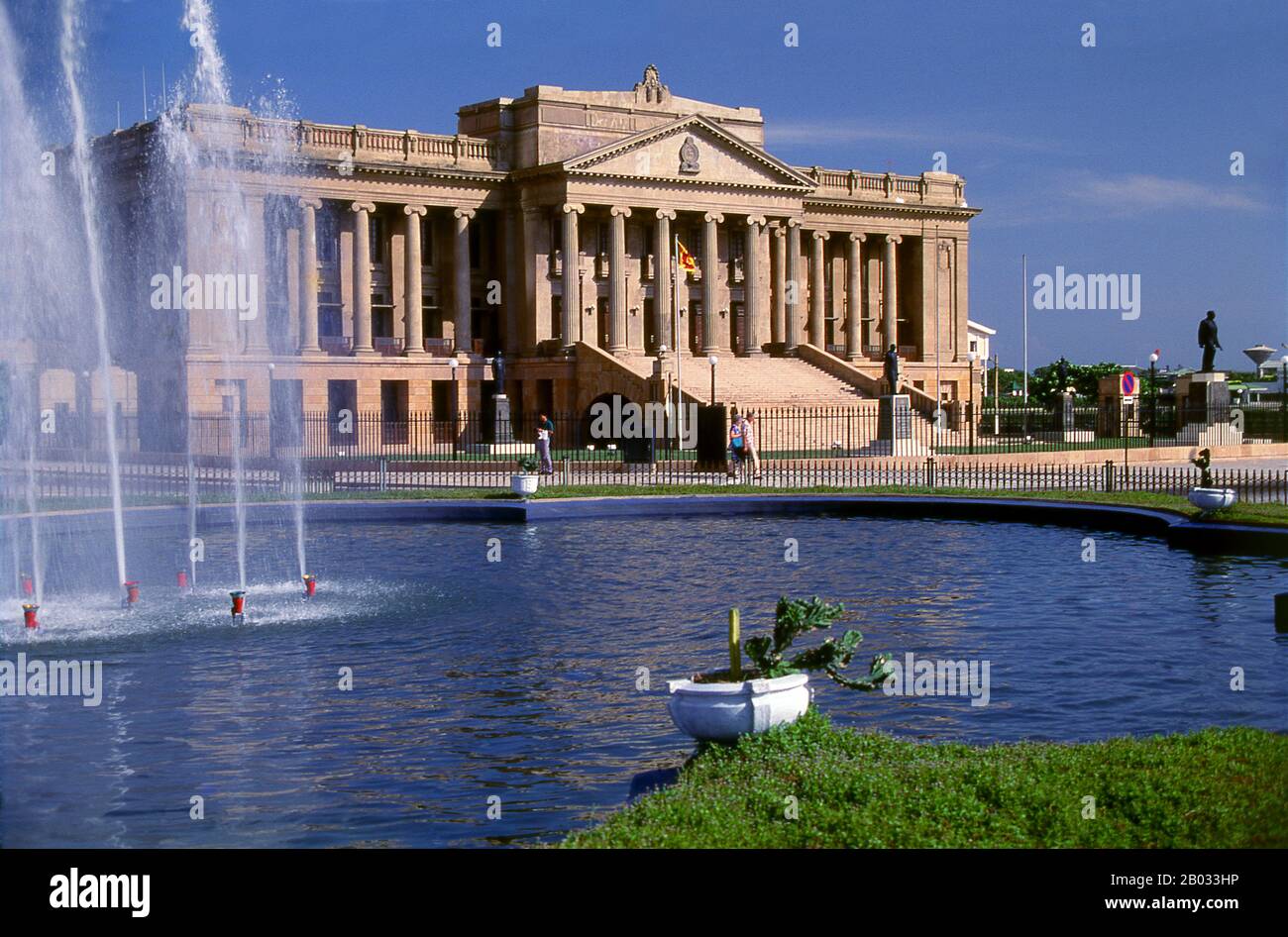Il vecchio edificio del Parlamento di Colombo fu aperto nel 1930 dall'allora Governatore Sir Herbert Stanley. Colombo è la città più grande ed ex capitale dello Sri Lanka. Si trova sulla costa occidentale dell'isola, adiacente a Sri Jayawardenapura Kotte, la capitale. Colombo è una città vivace e vivace con una miscela di vita moderna, edifici coloniali e rovine. Ha una popolazione di 647,100 abitanti (2010). Grazie al suo grande porto e alla sua posizione strategica lungo le rotte del commercio marittimo Est-Ovest, Colombo era conosciuta da antichi commercianti 2.000 anni fa. Tuttavia è stato fatto la capitale dell'isola solo quando Foto Stock