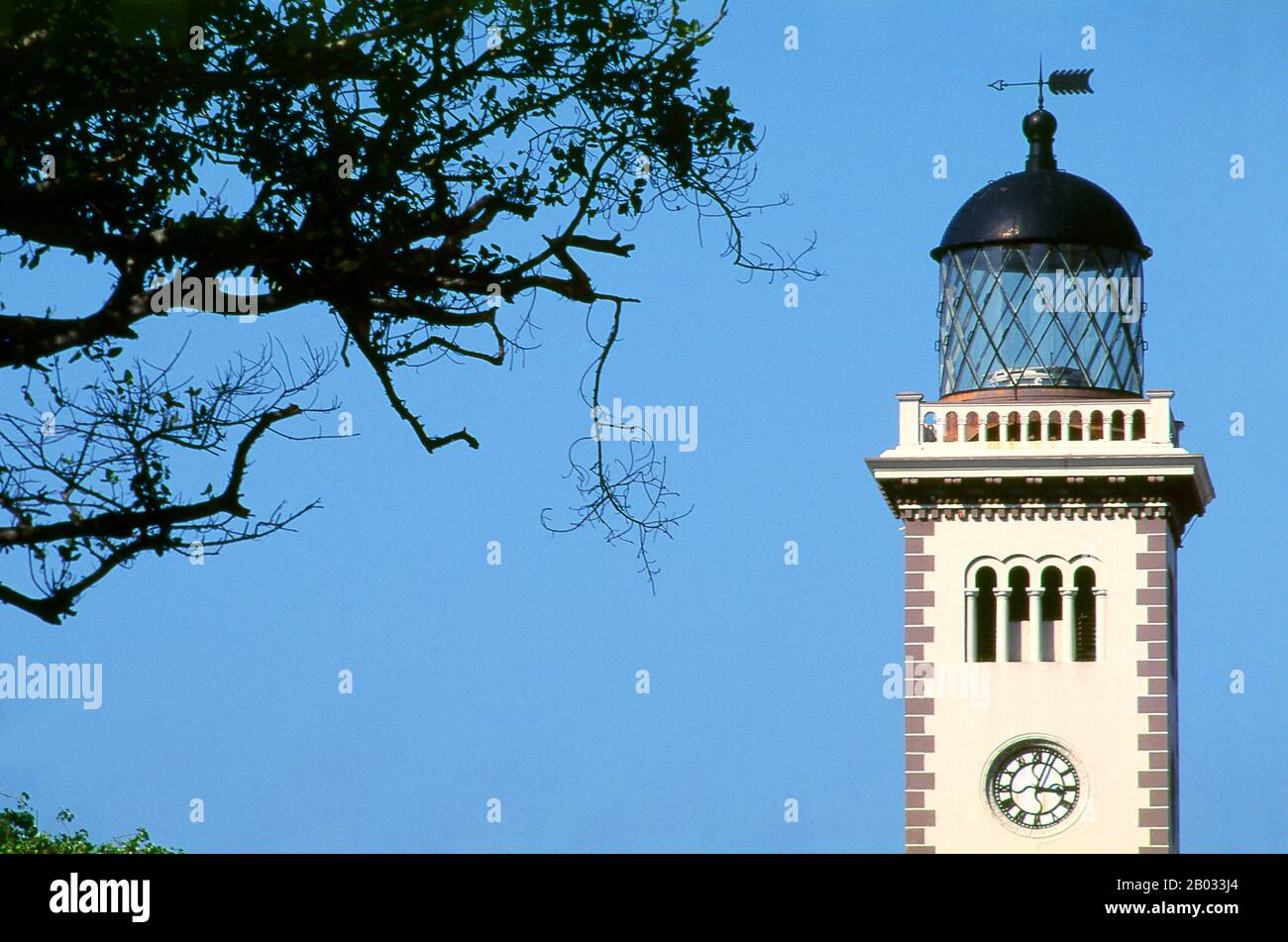 Colombo è la città più grande ed ex capitale dello Sri Lanka. Si trova sulla costa occidentale dell'isola, adiacente a Sri Jayawardenapura Kotte, la capitale. Colombo è una città vivace e vivace con una miscela di vita moderna, edifici coloniali e rovine. Ha una popolazione di 647,100 abitanti (2010). Grazie al suo grande porto e alla sua posizione strategica lungo le rotte del commercio marittimo Est-Ovest, Colombo era conosciuta da antichi commercianti 2.000 anni fa. Tuttavia fu resa la capitale dell'isola solo quando lo Sri Lanka fu ceduto all'Impero britannico nel 1815, e il suo status di capitale fu mantenuto quando t Foto Stock