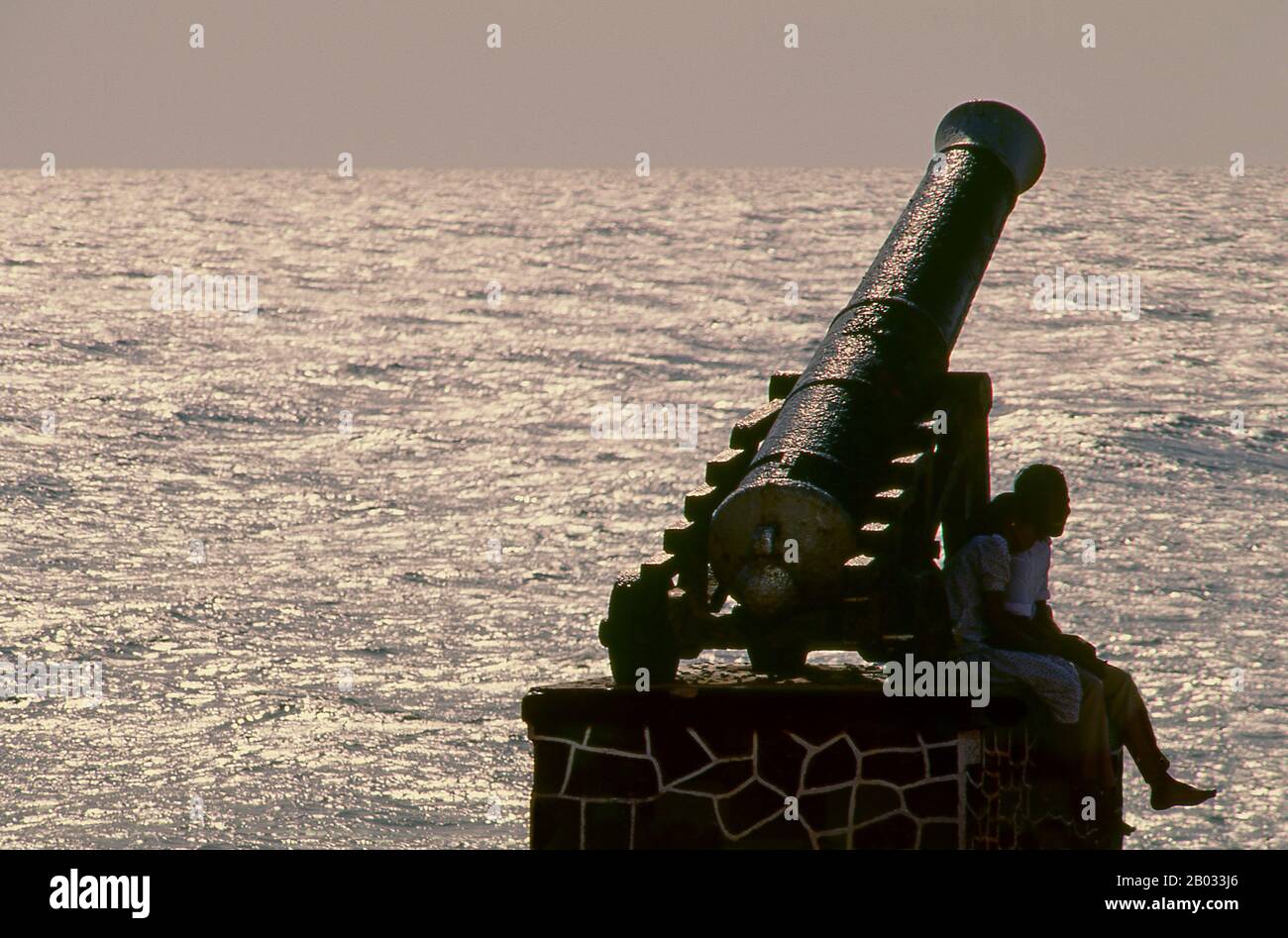 Colombo è la città più grande ed ex capitale dello Sri Lanka. Si trova sulla costa occidentale dell'isola, adiacente a Sri Jayawardenapura Kotte, la capitale. Colombo è una città vivace e vivace con una miscela di vita moderna, edifici coloniali e rovine. Ha una popolazione di 647,100 abitanti (2010). Grazie al suo grande porto e alla sua posizione strategica lungo le rotte del commercio marittimo Est-Ovest, Colombo era conosciuta da antichi commercianti 2.000 anni fa. Tuttavia fu resa la capitale dell'isola solo quando lo Sri Lanka fu ceduto all'Impero britannico nel 1815, e il suo status di capitale fu mantenuto quando t Foto Stock