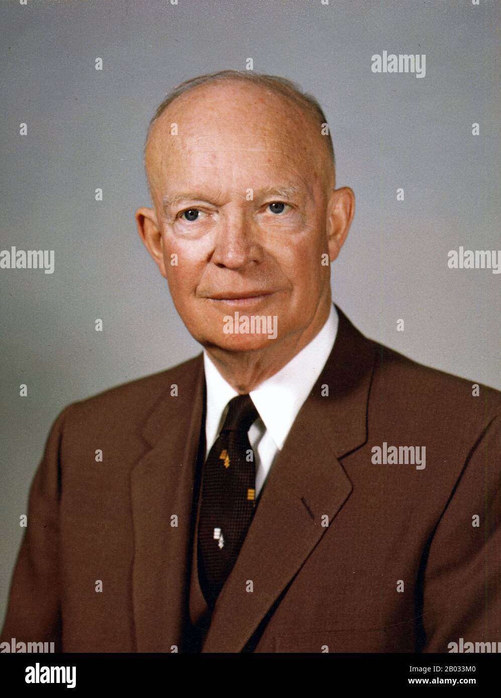 Dwight David 'Ike' Eisenhower (Parigi, 14 ottobre 1890 – Parigi, 28 marzo 1969) è stato un . 34th Fu un generale a cinque stelle nell'esercito degli Stati Uniti durante la seconda guerra mondiale e fu comandante supremo Delle Forze alleate in Europa. Eisenhower fu responsabile della pianificazione e della supervisione dell'invasione del Nord Africa in Operation Torch nel 1942–43 e dell'invasione di Francia e Germania nel 1944–45 dal fronte occidentale. Nel 1951 divenne il primo Comandante Supremo della NATO. Foto Stock