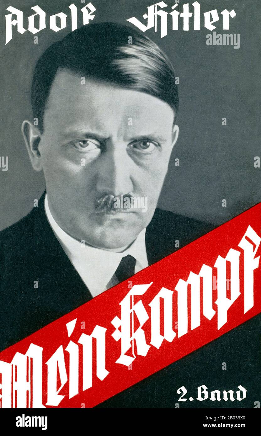 Mein Kampf è un'autobiografia del leader nazionalsocialista Adolf Hitler, in cui delinea la sua ideologia politica e i piani futuri per la Germania. Il volume 1 di Mein Kampf fu pubblicato nel 1925 e il volume 2 nel 1926. Hitler iniziò a dettare il libro a Rudolf Hess (1894 - 1987) mentre era imprigionato per quello che considerava 'crimini politici' a seguito del suo fallito Putsch a Monaco di Baviera nel novembre 1923. Anche se Hitler ricevette inizialmente molti visitatori, presto si dedicò interamente al libro. Nel 2016, dopo la scadenza del copyright detenuto dal governo bavarese, Mein Kampf lo è stato Foto Stock