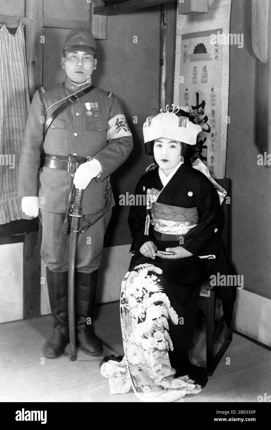 Il Kempeitai ('corpo militare di polizia') fu il braccio militare di polizia dell'Esercito Imperiale Giapponese dal 1881 al 1945. Non era una polizia militare convenzionale, ma più di una polizia segreta, simile alla Gestapo della Germania nazista. Mentre faceva parte istituzionalmente dell'Esercito Imperiale Giapponese, scaricò anche le funzioni della polizia militare per la Marina Imperiale Giapponese sotto la direzione del Ministro dell'Ammiragliato (anche se l'IJN aveva un proprio Tokkeitai molto più piccolo), Quelle della polizia esecutiva sotto la direzione del ministro degli interni e quelle della polizia giudiziaria sotto la direzione diretta Foto Stock