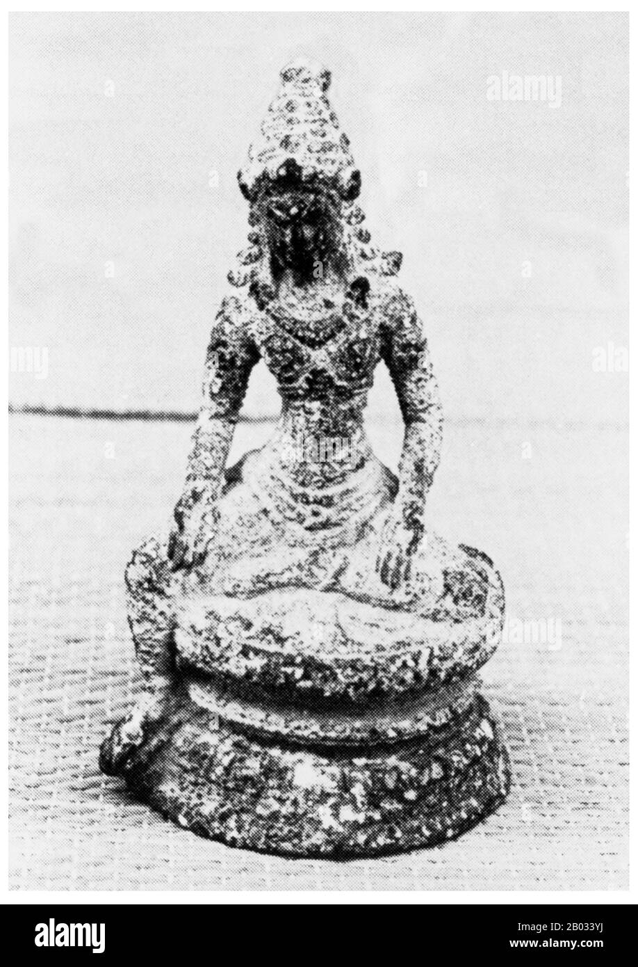 Il Buddismo nelle Maldive era la religione predominante almeno fino al 12th secolo CE. Non è chiaro come il buddismo sia stato introdotto nelle isole, anche se ci sono diverse teorie in competizione. La visione predominante è che è stata introdotta con l'espansione della popolazione singalese del vicino Sri Lanka, che è principalmente buddista. Nel febbraio 2012, un gruppo di estremisti islamici ha costretto il loro ingresso nel Museo Nazionale di Male e ha attaccato la collezione del museo di sculture pre-islamiche, distruggendo o danneggiando gravemente quasi l'intera collezione di circa trenta indù e buddisti Foto Stock