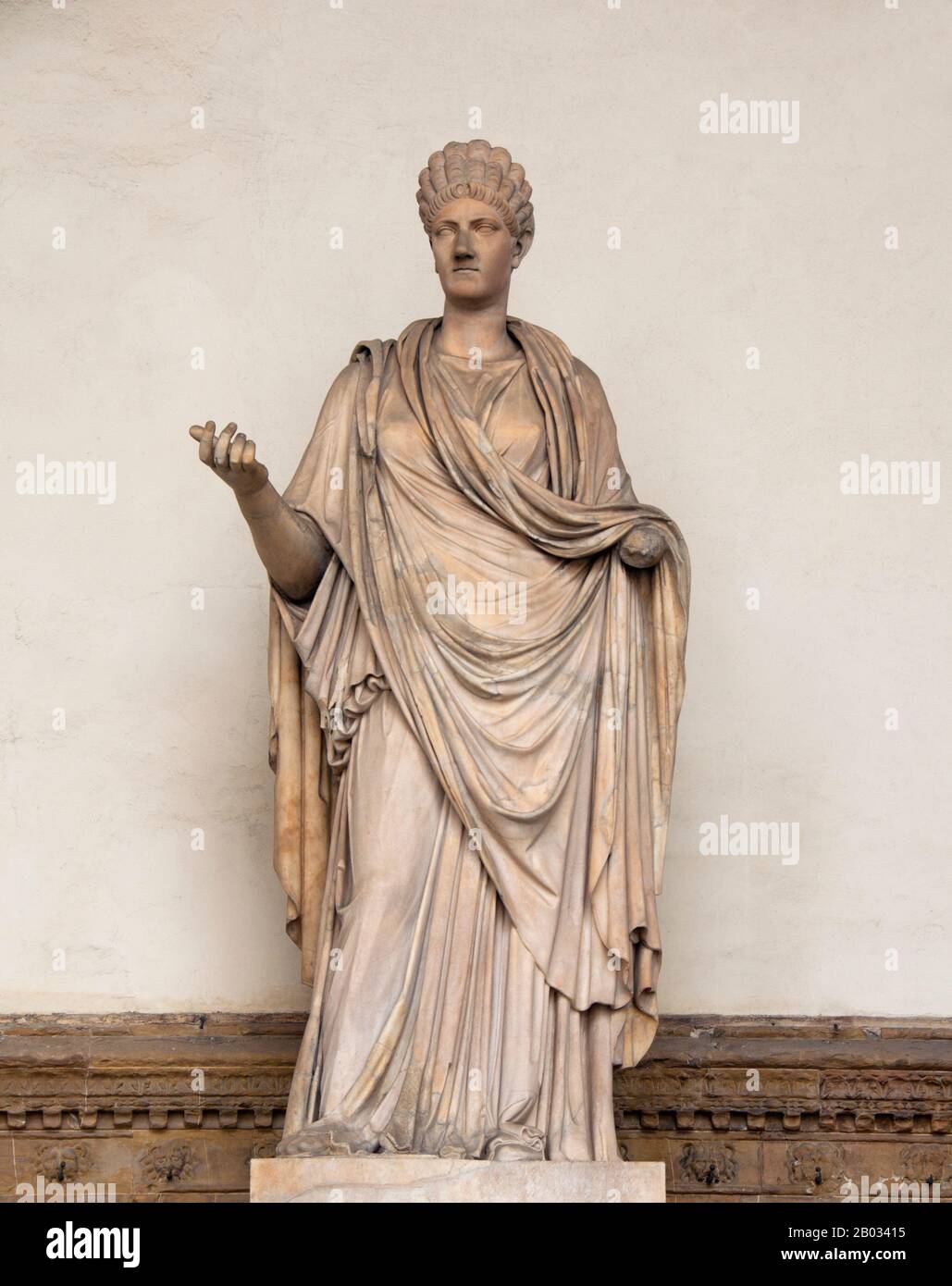 Italia: Statua di una donna romana (Sabina). Loggia dei Lanzi, Piazza della Signoria, Firenze. Arte Romana, i o II secolo CE. La Loggia dei Lanzi, detta anche Loggia della Signoria, fu costruita tra il 1376 e il 1382 da Benci di Cione e Simone di Francesco talenti, forse su disegno di Jacopo di Sione, per ospitare le assemblee del popolo e tenere cerimonie pubbliche, Come il giuramento in carica dei Gonfalonieri e dei Priori. Foto Stock