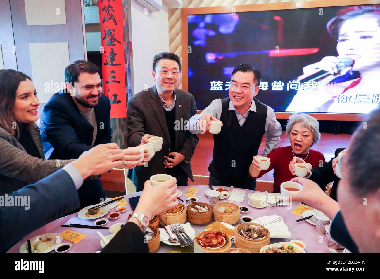 (200218) -- NEW YORK, 18 febbraio 2020 (Xinhua) -- Console Generale Cinese a New York Huang Ping (4th L), insieme a John Chan (3rd L), presidente della Comunità Asiatica americana di Brooklyn, parlare con altri ospiti durante un evento tenuto al Golden Imperial Palace, Un ristorante importante nel quartiere Brooklyn di New York City, gli Stati Uniti, 16 febbraio 2020, nel tentativo di incoraggiare le persone a ignorare le paure di coronavirus malpiazzate e a mangiare nei ristoranti della città Chinatown. Per ANDARE CON 'Feature: U.S. città rally dietro le Chinatown, Quell paure di COVID-19' (Xinhua/Wang Ying) Foto Stock